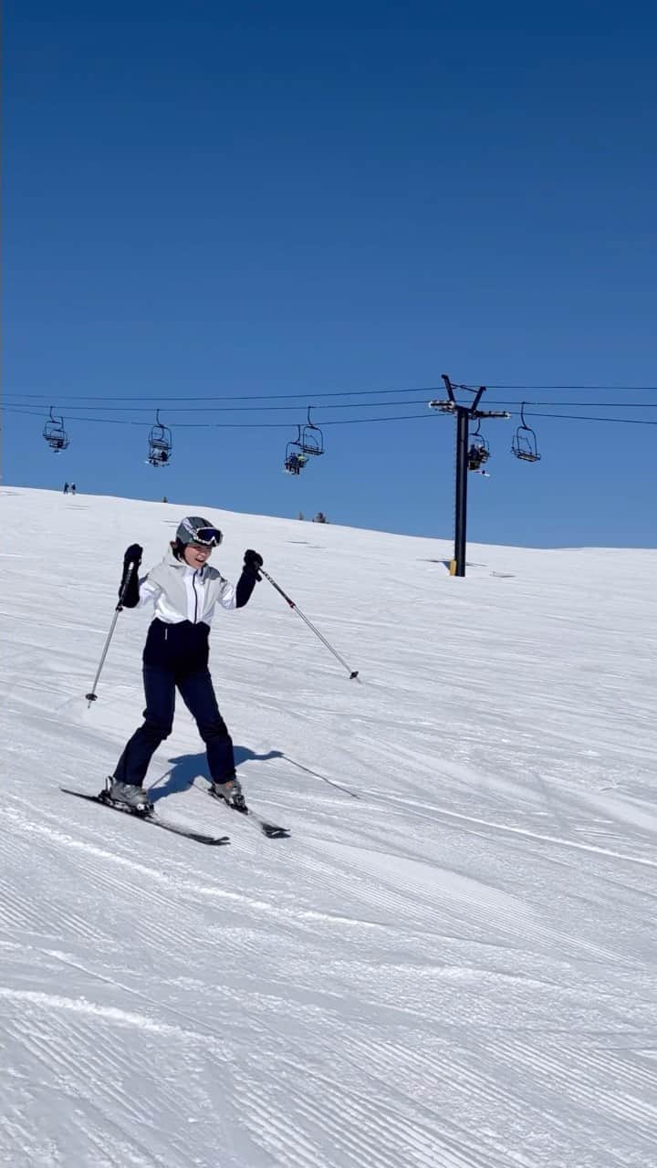 ジンジョー・リーのインスタグラム：「🤍☃️⛷️ totally ski person 😝」