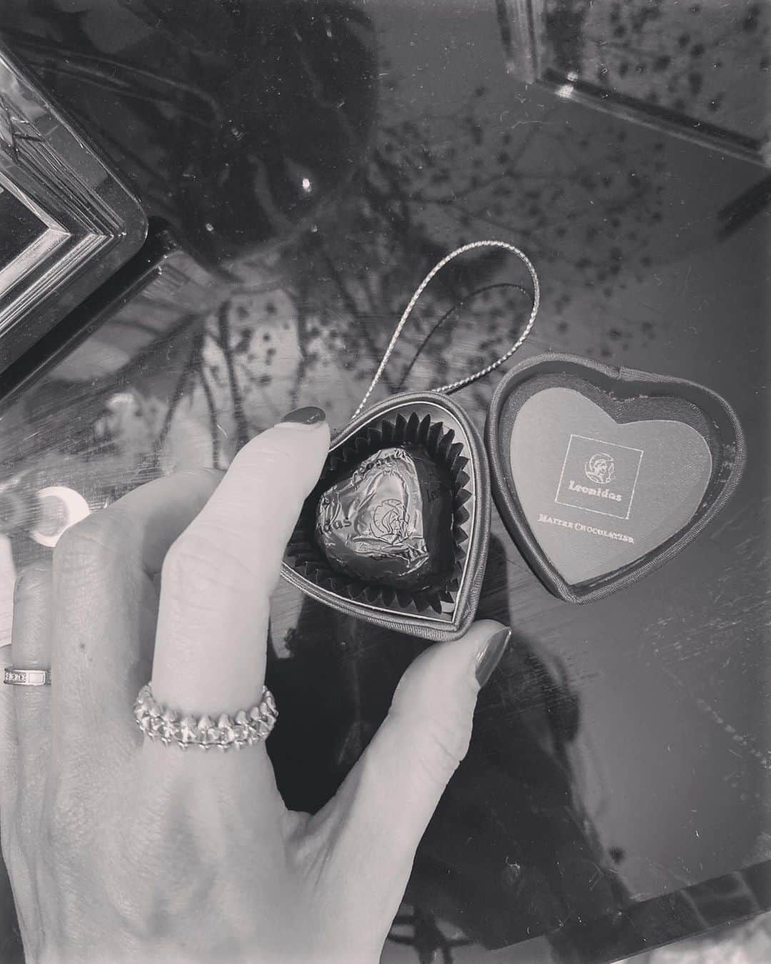 秋元玲奈のインスタグラム：「Happy Valentine's Day❤️ 珍しく夫が仕事帰りに、サプライズで花とチョコを買ってきた。 照れ臭くて素直に喜べない私。  #本当は嬉しい　 #結婚5年 #happyvalentinesday  #london #londonlife #chocolate  #leonidas」