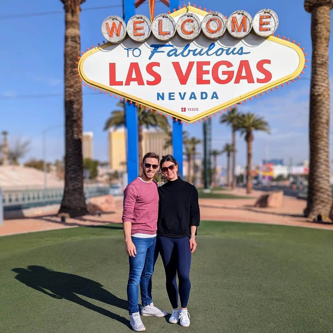Phil Harrisのインスタグラム：「Happy Valentine's Day ❤️ And also happy 30th birthday to this incredibly special human being! 🥳🍾🥂 On our adventures once again ✈️💸🎰 . #valentines #bemyvalentine #30thbirthday #adventure #lasvegas #vegas」