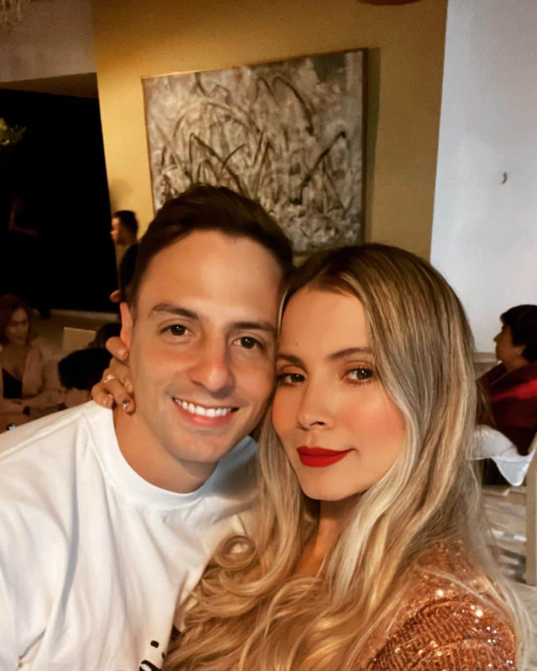 サンティアゴ・アリアスのインスタグラム：「Te amo mi san Valentín!!! ♥️😍 @karinjimenez91 amor de mi vida!! 🤝🫶」