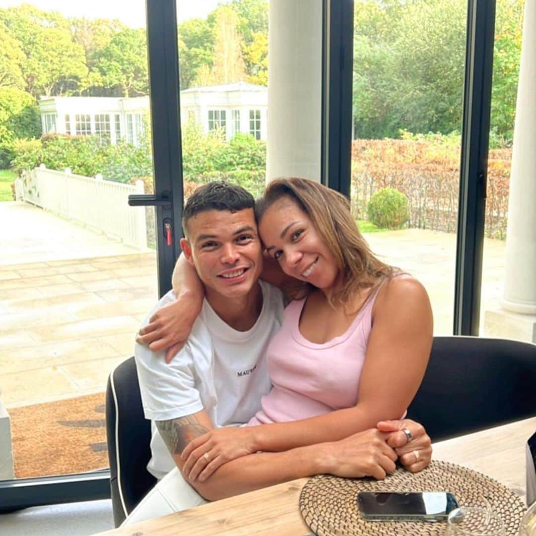 チアゴ・シルヴァのインスタグラム：「O amor é paciente, o amor é bondoso. Não inveja, não se vangloria, não se orgulha. Não maltrata, não procura seus interesses, não se ira facilmente, não guarda rancor. O amor não se alegra com a injustiça, mas se alegra com a verdade.  1 Coríntios 13:4-7  À minha eterna namorada @bellesilva , minha companheira de todas as horas, mãe maravilhosa, esposa amada, um happy valentine’s day, te amo 💙 •  •  •  #ThiagoSilva #IsabelleSilva #BelleSilva#FamiliaSilva #TS6 #OhhhThiagoSilva  #Chelsea #ChelseaFC」