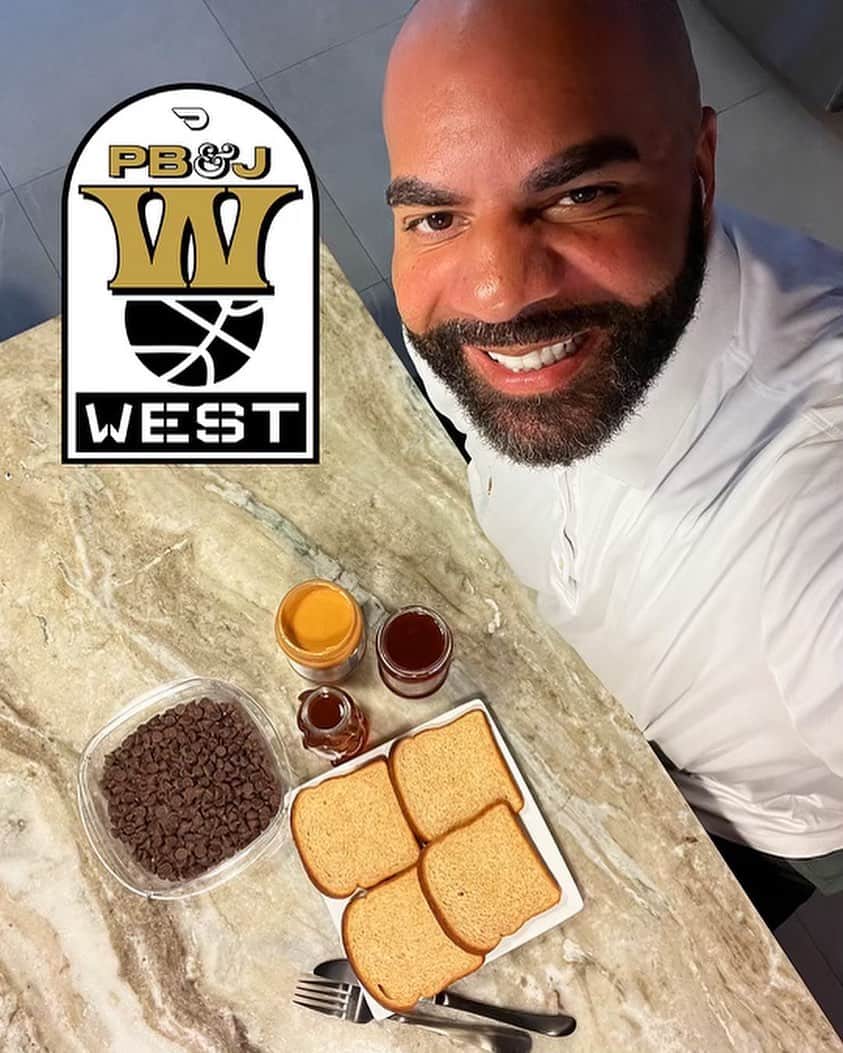カルロス・ブーザーのインスタグラム：「NBA players love our rituals. I’m rooting on my Western Conference captain by making a signature PB&J for good luck (ingredients courtesy of @doordash). Let’s get creative — what should go in it? #DoorDashPartner #PB&Jam」