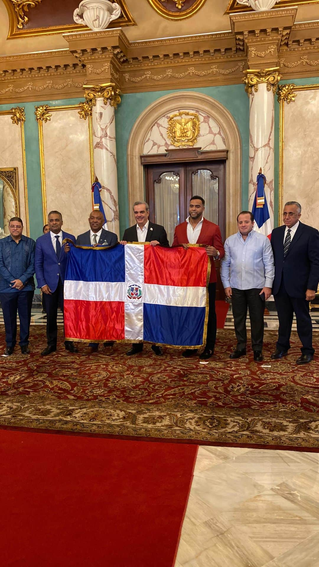 ネルソン・クルーズのインスタグラム：「Recibiendo la bandera dominicana  de mano del presidente @luisabinader. 🇩🇴🇩🇴  #platanopower  . @wbcbaseball」