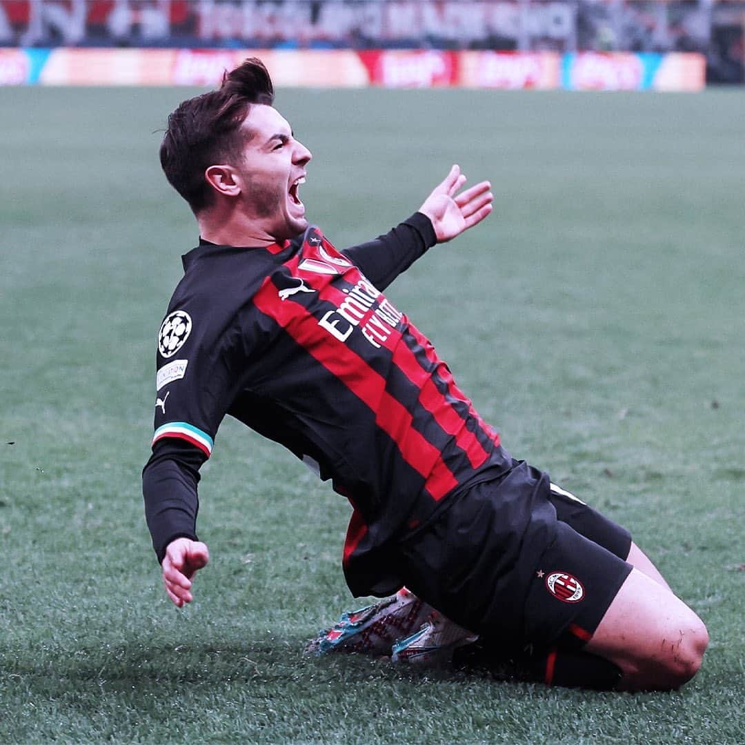 ブラヒム・ディアスのインスタグラム：「😍😍 WOW #UCL 💫 !!! What a team performance! ❤️🖤  🤝 ⚽️ @acmilan @championsleague  #SempreMilan 😍」