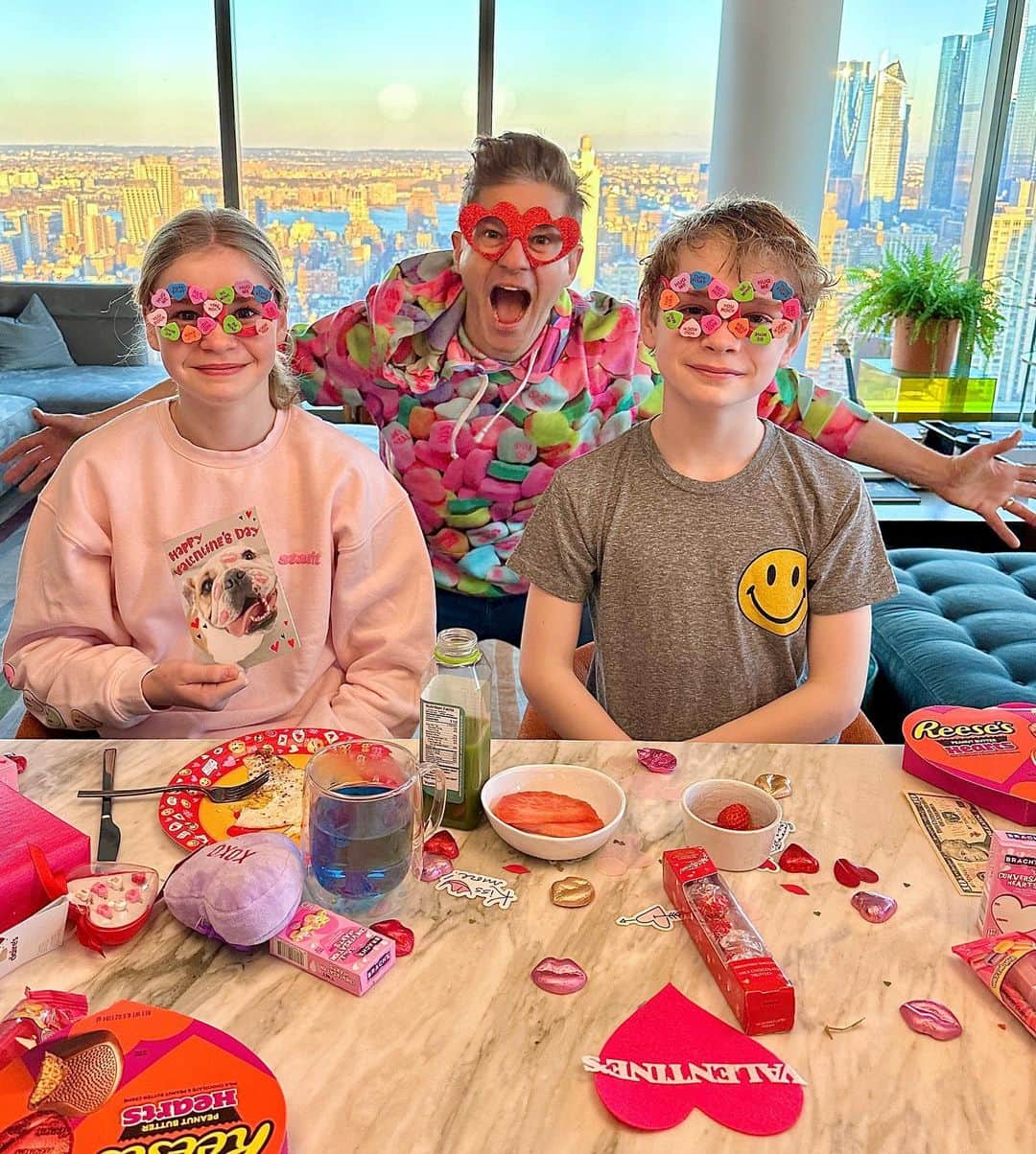 ニール・パトリック・ハリスのインスタグラム：「My Three Funny Valentines 💌   #happyvalentinesday #grateful @dbelicious」