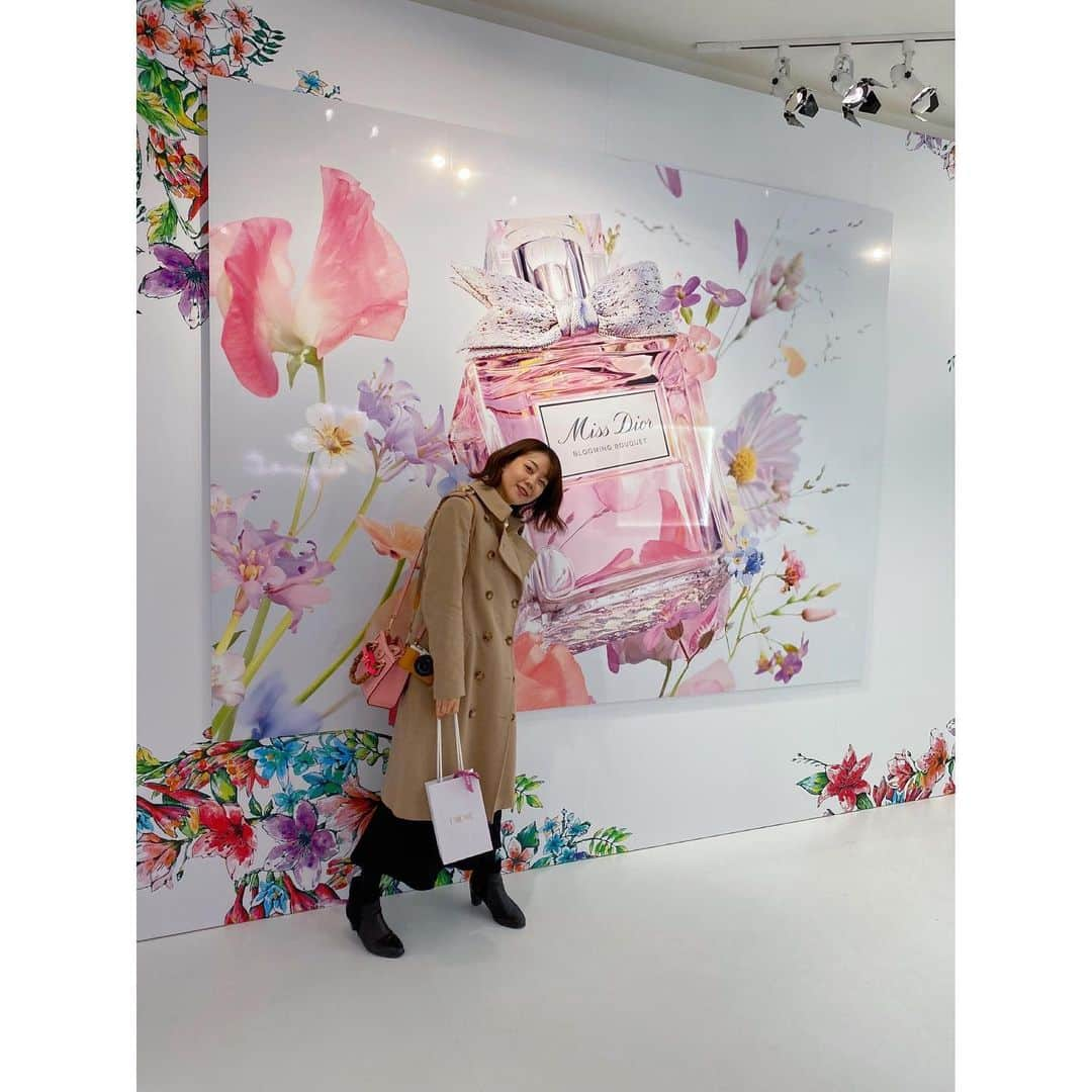 小川あゆ美さんのインスタグラム写真 - (小川あゆ美Instagram)「. DIOR BLOOMING LOVE GARDEN 表参道でやっているポップアップイベントへ🌷 可愛いものと素敵な香りに包まれて楽しかった♡*｡꙳ 早く暖かくならないかな〜☺️💐 . . . . . #DIOR #diorbloominglovegarden #missdior #diormakeup  #Tokyo #omotesando  #ディオール #ディオールカフェ #ディオールブルーミングラブガーデン  #ポップアップストア #新ディオールアディクトリップマキシマイザー #マキシマイザー #립글로즈 #다올 #일본여행 #꽃스타그램 #디얼 #오모테산도 #핫초콜릿 #좋아요그램 #일본스타벅스 #디올뷰티」2月15日 7時47分 - ayumi_ogawa