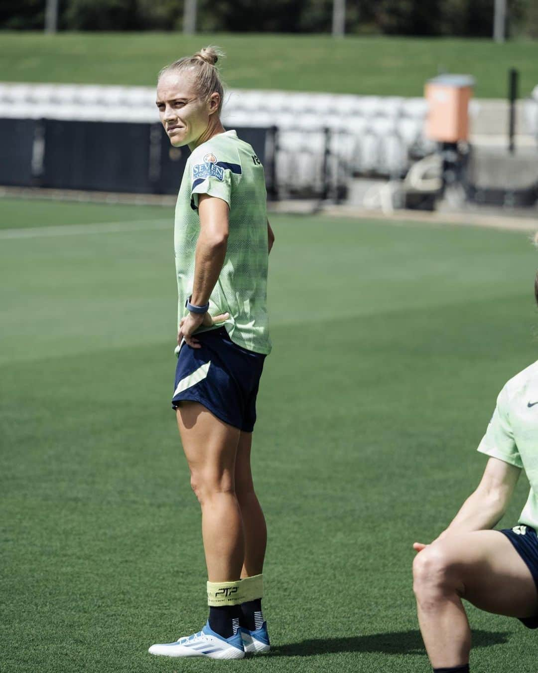 タメカ・バットのインスタグラム：「Finally back at it 👊🏽💚💛⚽️」