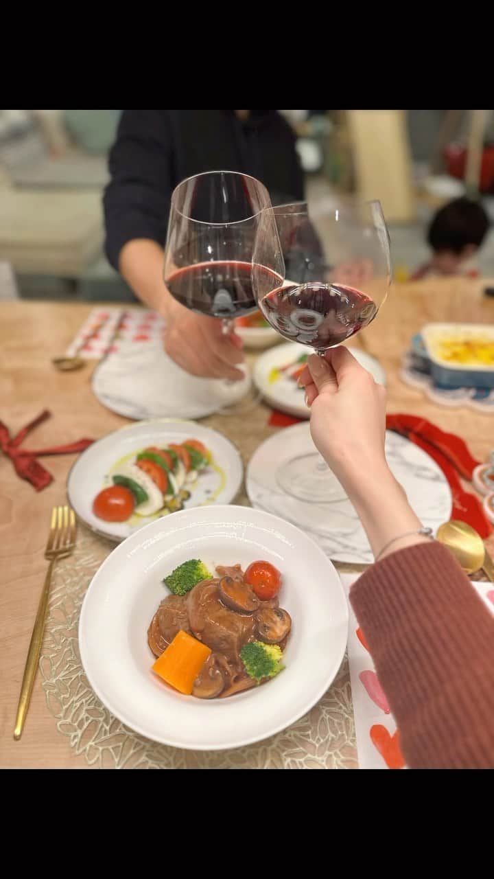 舟山久美子（くみっきー）のインスタグラム：「Happy Valentine's Day🍫❤️  ましゅくんいつもありがとう🥰  夫の大好きなビーフシチューとマカロニサラダ こだわりにこだわって作ったら過去1美味しいのが出来て大満足😜…と油断したらフォンダンショコラに火が通り過ぎました😂😂😂  #VALENTINE #バレンタイン #今でもあなたに恋してる」