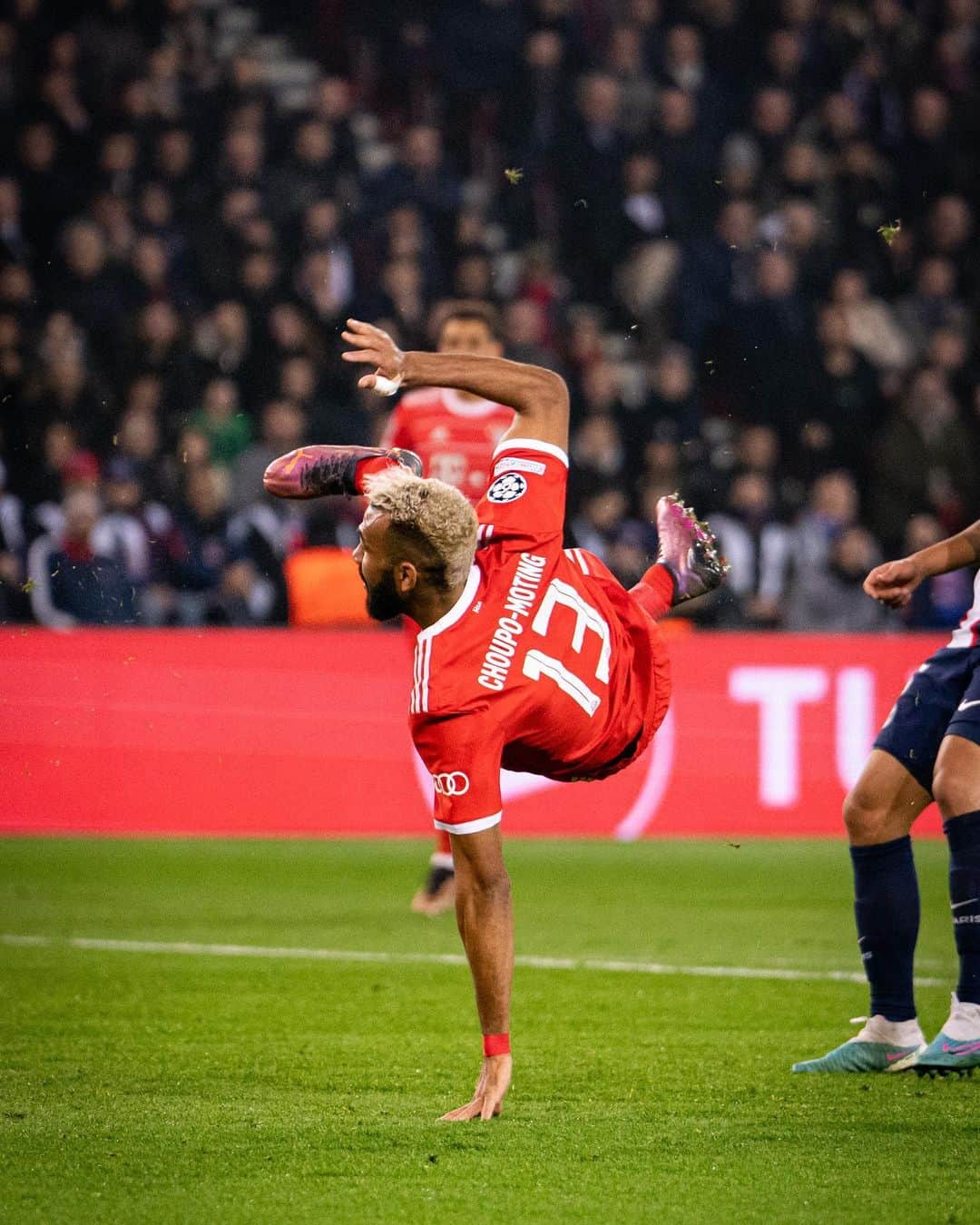 エリック・マキシム・シュポ＝モティングのインスタグラム：「🔥Great team performance & Important win today @fcbayern against a strong team @psg . #focus #weiterimmerweiter #çadonne」