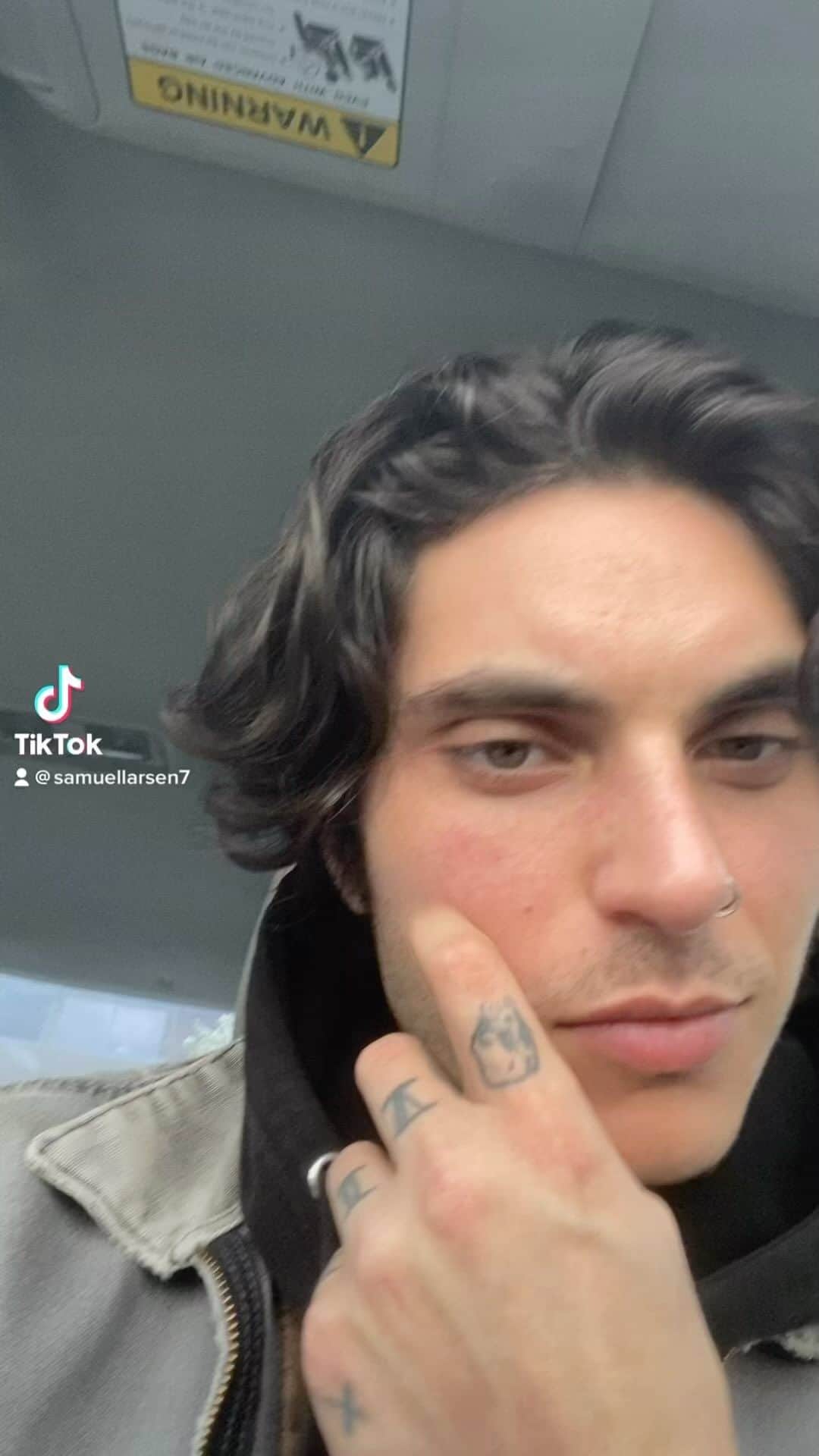 サミュエル・ラーセンのインスタグラム：「My Valentine’s Day message to you ❤️ #valentinesday #mentalhealth #selflove」