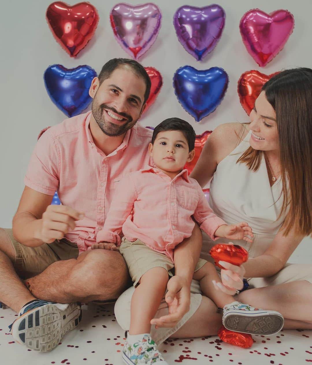 María Gabriela Isler Moralesのインスタグラム：「Sin duda… celebro este día enamorada locamente de estas dos personitas ♥️ que llenan mi vida de magia y mucho amor 🥰.  ¡Feliz cumpleaños amado mío! 🎊. Que Dios te siga llenando de salud, optimismo, perseverancia, enfoque, sabiduría, y ganas de seguir siendo tu mejor versión, para alcanzar todas tus metas y materializar todos tus proyectos 🙌🏼. Aquí estaremos para ser el mejor equipo a tu lado. ¡Te apreciamos! @albertoadft   ¿Qué título le pondrían a la última foto de Joaqui?🤣  Fotos por @felphotography @risetterlugo」