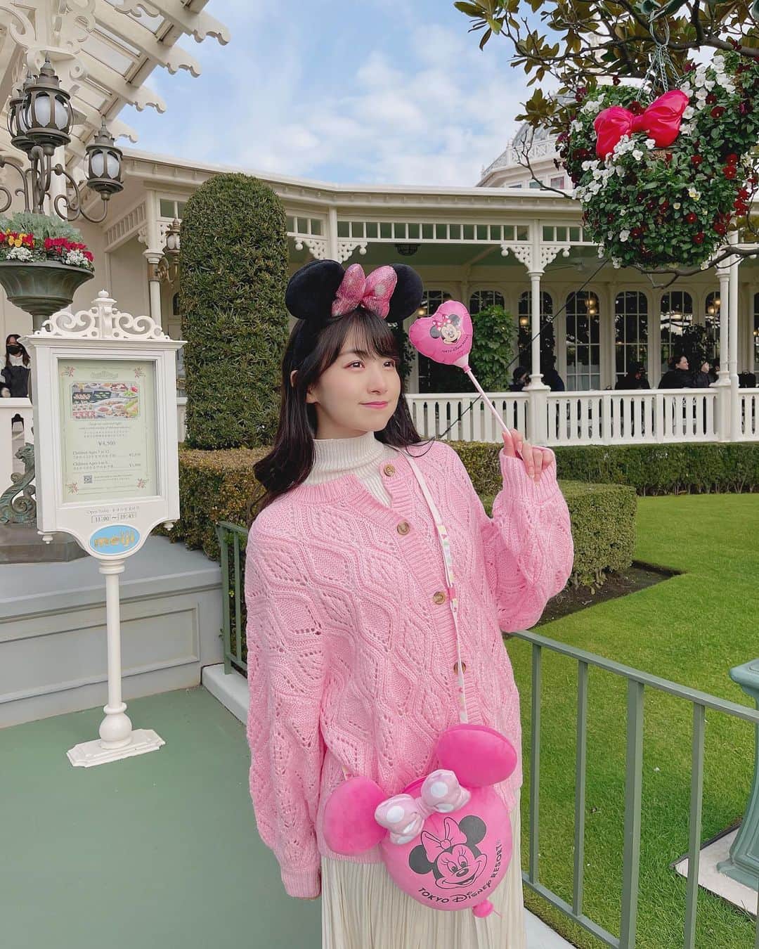 のインスタグラム：「#ピンクコーデ 🎀💓 . . #ミニーベスティーズバッシュ 期間中は気付いたらピンクばかりになりがち……！🥹💓🎀  ミニーちゃん可愛いなぁ、、、大好きだなぁ、、、🥹🥹💓💓💓 . . . . #ミニベス #ミニーちゃん #ミニーちゃんコーデ #ミニーバウンド #ディズニーバウンド #ディズニーコーデ #disneyootd #disneyoutfit #disneyfashion #disneyfan #tokyodisney #tokyodisneyland #tdl #tdr #tokyodisneyresort #東京ディズニーリゾート #東京ディズニーランド #ディズニーグラム #disneygram #プチプラ #プチプラコーデ #コーデ記録 #grl購入品 #grlコーデ #dholic #earthmusicandecology #orientaltraffic #グレイル」