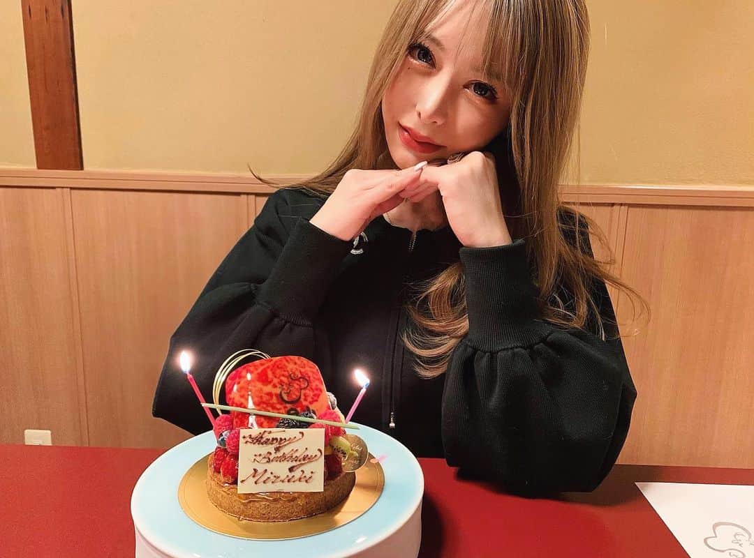 みたんのインスタグラム：「28歳を迎えまして。 お祝いしてもらいました🥂 載せたいものが溜まってきた🤭  #すき焼き #日山 #日山和牛  #コース料理 #コース #グルメ」