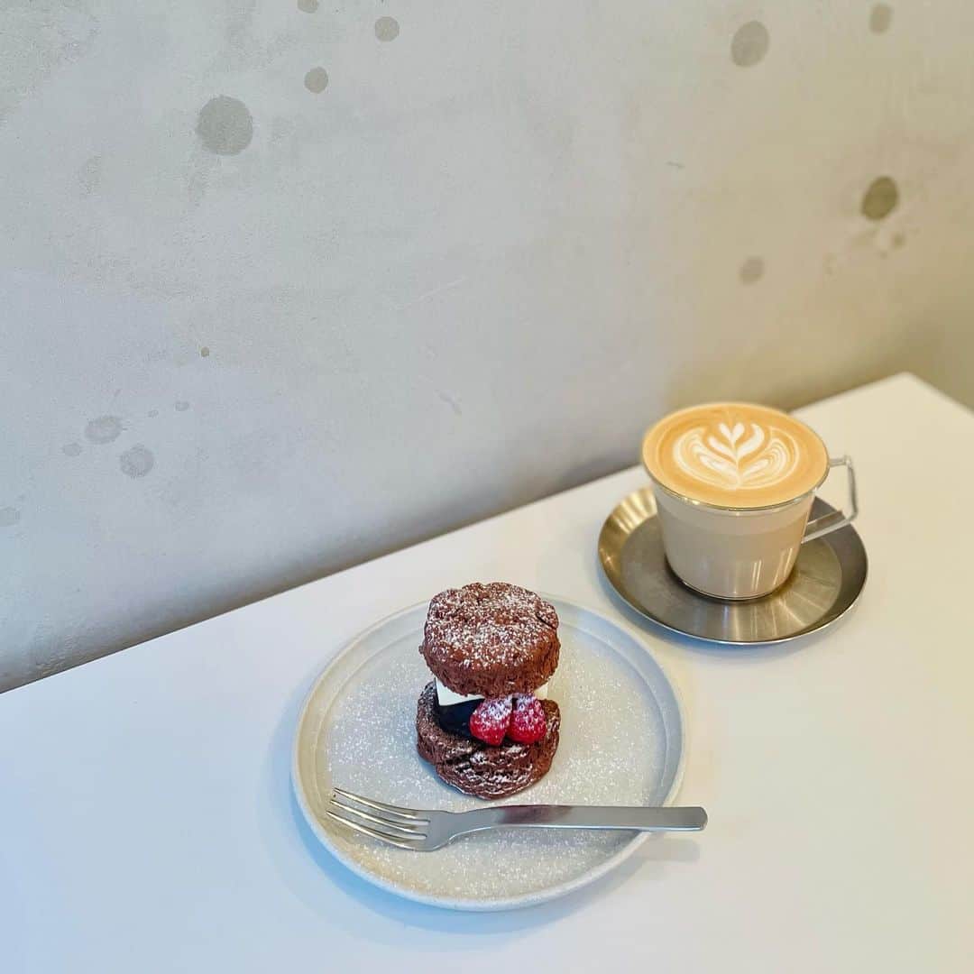 THE LOCAL ＊GoodCoffee運営店舗のインスタグラム：「⁡ ⁡ 皆さま おはようございます🍓 ⁡ 2月いっぱいまでとお伝えしていました 𝗦𝘁𝗿𝗮𝘄𝗯𝗲𝗿𝗿𝘆 𝗰𝗼𝗰𝗼𝗮 𝘀𝗰𝗼𝗻𝗲ですが ⁡ 当店が26日で休業に入るため 在庫がなくなり次第 おしまいになります😌 (他の焼き菓子たちも同様です〜) ⁡ すでに 食べ納めに来てくださった方 ありがとうございます🥰✨ ⁡ それでは今日も 11:00より 皆さまのご来店 お待ちしております☕️🍃 ⁡ ⁡ －－－－－－－ ⁡ ALL DAY   𝟣1:𝟢0-𝟣𝟪:𝟢𝟢(L.O.𝟣𝟩:𝟥𝟢) 夜ローカル   𝟣𝟪:𝟢𝟢-𝟤𝟣:𝟢𝟢(𝖫.𝖮.𝟤𝟢:𝟥𝟢) 　(2月→17.18.24.25) ⁡ 住所/〒𝟣𝟧𝟢-𝟢𝟢𝟢𝟣 東京都渋谷区神宮前𝟧丁目𝟥𝟢-𝟥 ニューアートビル𝟤階 ⁡ #thelocaltokyo#thelocalcoffeestand #goodcoffee」