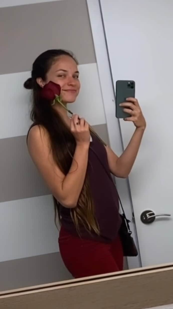 アレクシス・ナップのインスタグラム：「Still in London & working on Valentine’s Day so here’s a vid of getting a rose from a friend in Miami on 2nd time meeting her because on nye I put rose oil on her. The little things 🥰🌹💫 Happy V day - celebrate and be love every dayy🪄♥️ it really is a choice  Just know if u give me roses they will pet my face & be kissed at least 20 times  Instantly raises the vibe 🌹🙌🏼 Sending mucho love!!!!! 🫶🏼💌」