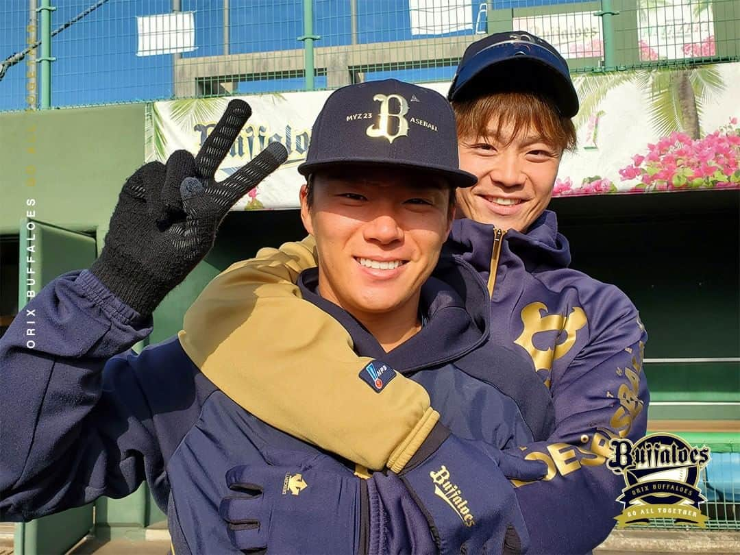 オリックス・バファローズさんのインスタグラム写真 - (オリックス・バファローズInstagram)「#山本由伸 #山崎福也 #Bs朝のお戯れ #山脈戯れ #宮崎春季キャンプ #Bs2023 #buffaloes #baseball #ORIX #プロ野球」2月15日 9時58分 - orix_buffaloes