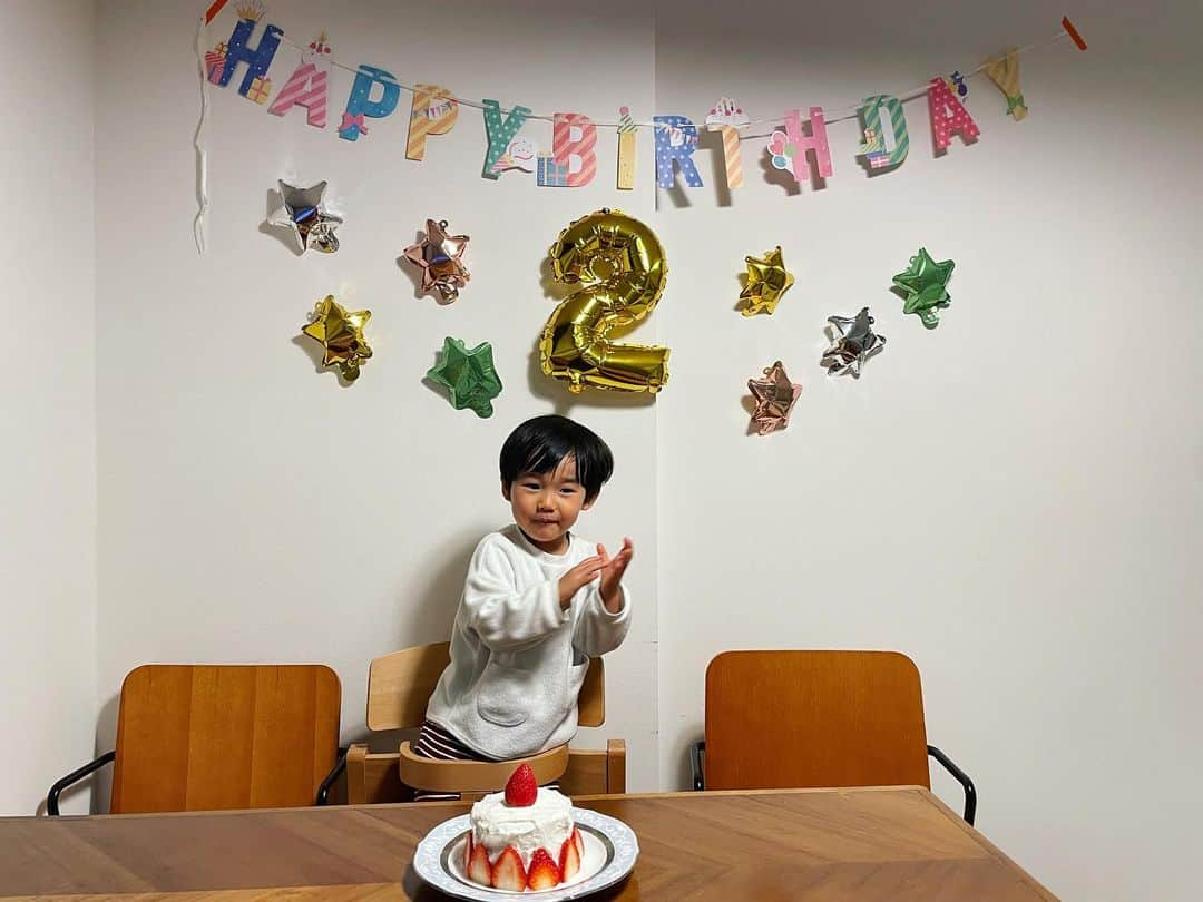 久冨慶子さんのインスタグラム写真 - (久冨慶子Instagram)「・ 先日息子が2歳になりました🎂 パパのオフにいちご狩りに出掛けたけど一粒も食べず😂 一年前はだーいすきだったいちご🍓全然食べない、、笑 やんちゃっ子だけど最近おしゃべりも上手になってきて成長がとっても嬉しいです🍀 スクスク大きくなーれ💛 ＊ ＊ #お誕生日 #2歳 #おめでとう #大好きだよ」2月15日 10時21分 - keiko0hisatomi