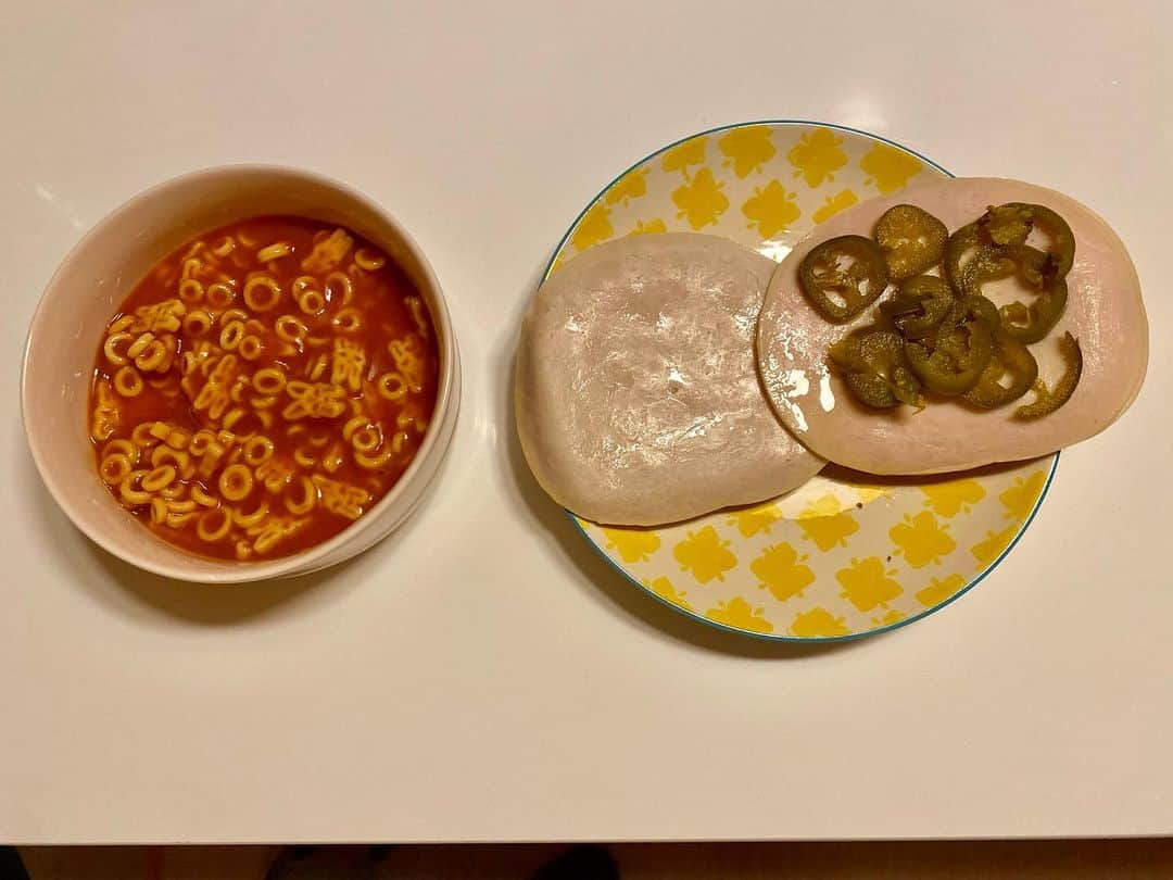 ロバート・バックリーのインスタグラム：「Everyone knows the real Valentine’s Day magic happens in the kitchen. For tonight’s romantic dinner I prepared disappointment two ways and early reviews suggest I nailed it.」