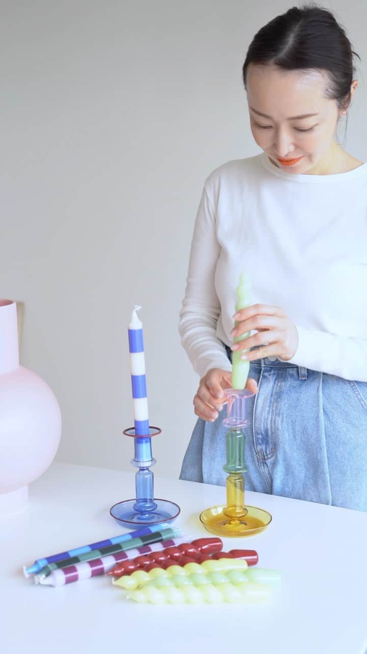 のインスタグラム：「カラフルで可愛い北欧デンマークのインテリアブランドHAYのキャンドルとキャンドルホルダー💛💚💙💗  ボーダーやポップな色合いなどなかなかないデザイン🌈✨  今日から始まった伊勢丹新宿店のポップアップで購入できます。こ家族や友人など大切人たちと楽しむテーブルセッティングのアイデアやインテリアのアクセントになるアイテムが揃っています💖  White Sweet Room 2023年2月15日(水)～2月23日(木・祝) 伊勢丹新宿店 本館5階  リビング　センターパーク/スペース＃5  #hay #haydesign #ヘイデザイン #キャンドル #candles #isetan #伊勢丹新宿店 #ぱぱままぼくわたし #popup #akiweng」