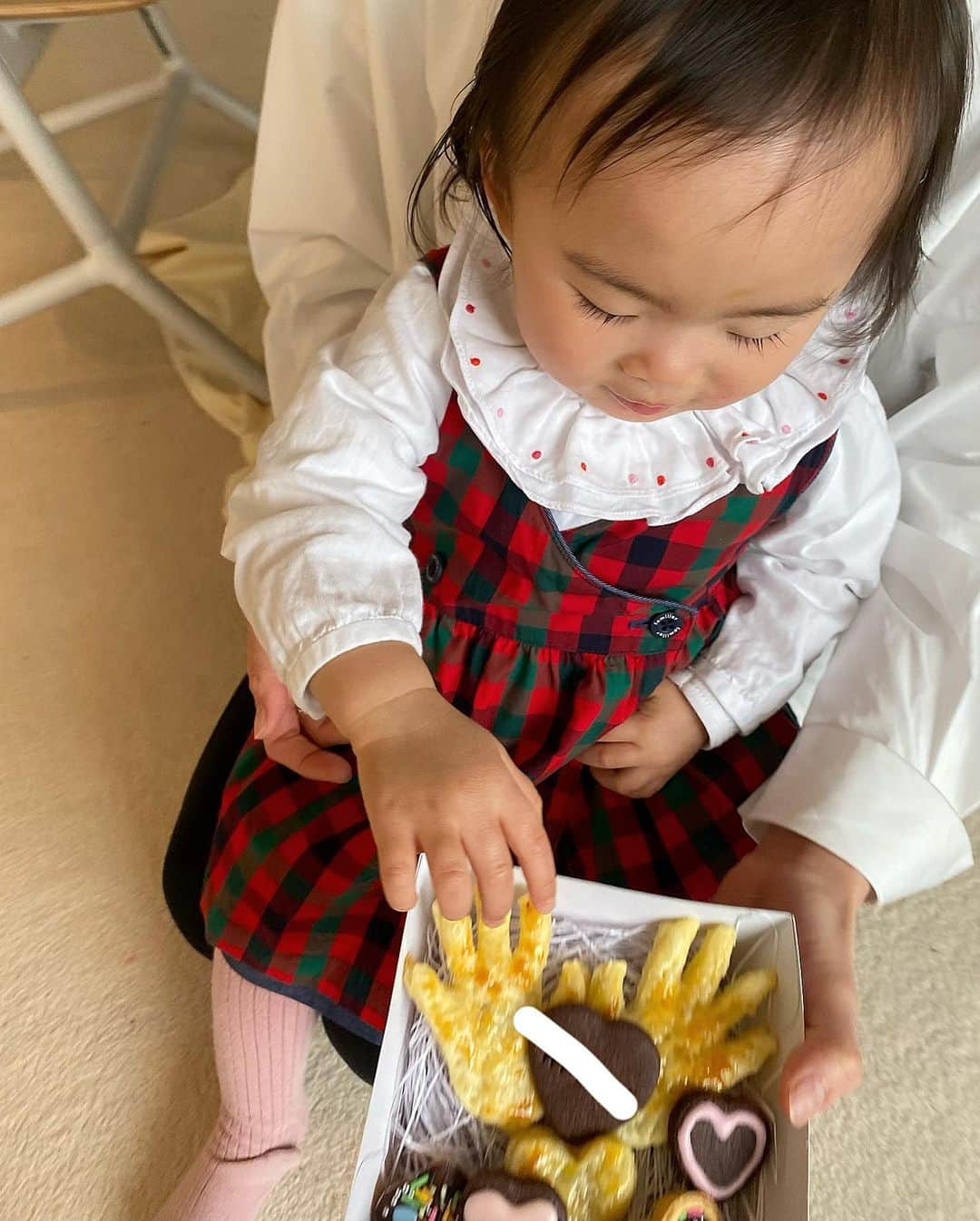 yuiのインスタグラム：「. バレンタインも楽しいイベントになりました！ (もはや妹からの🍫) 今年は手形のパイ🥧チョコ🍫お名前クッキー🍪 (大人が大忙し笑) . 去年バレンタインに着た同じワンピースを 着せたらミニスカになってました😭😍❤️ .  #ゆいのママライフ」