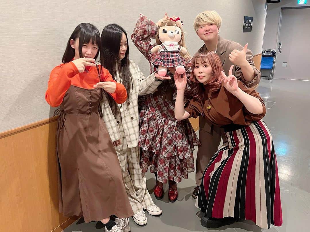コレサワのインスタグラム：「❤️ バレンタインチョコっとツアー  今年は無事公演できたぁ🫶 初めてのZepp haneda めちゃ、最高だった。。。  ライブ衣装  チェックワンピは @chopovalowena   赤いワンピは COMME des GARCONS GIRL です🫶」