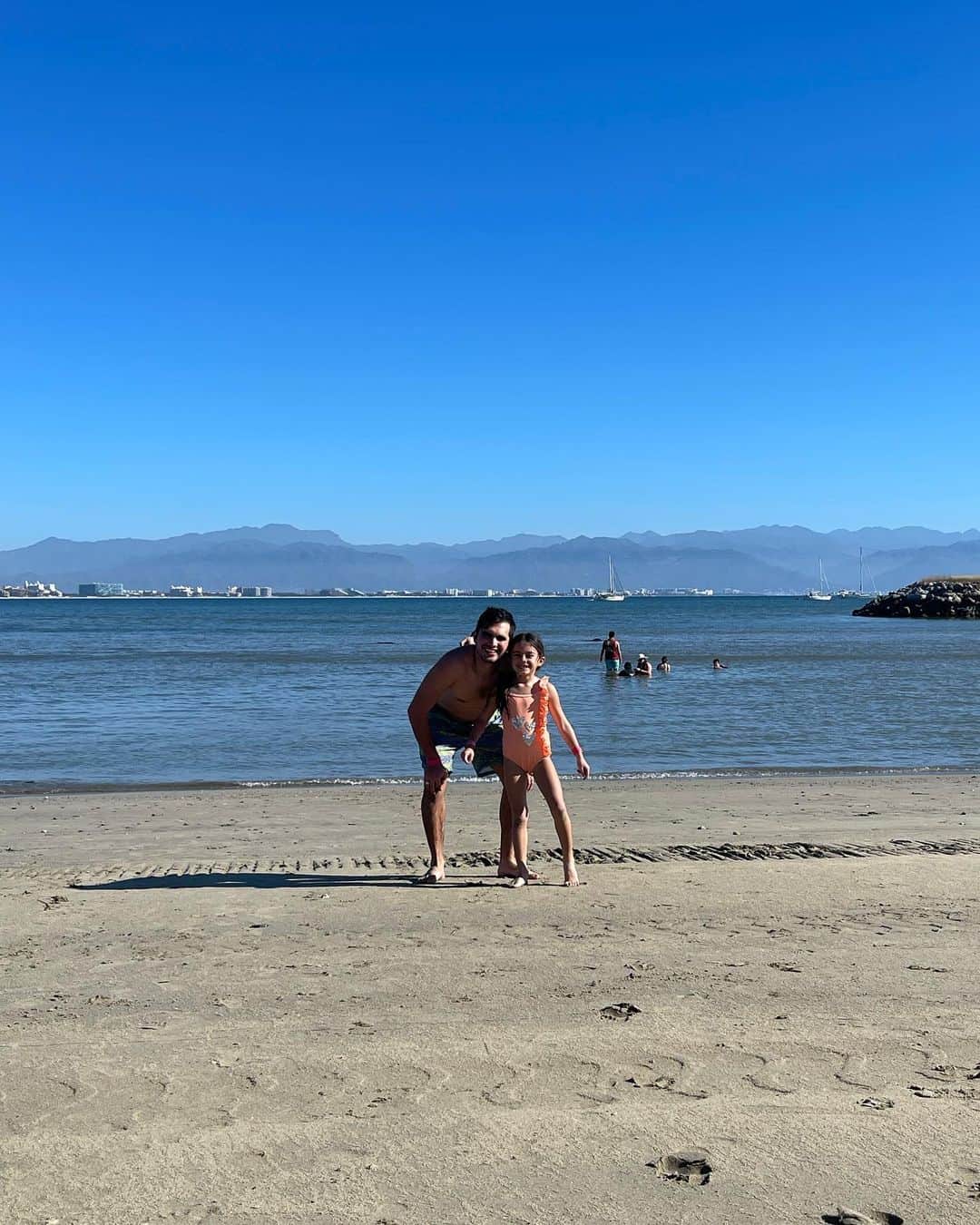 イヴァン・ガルシアのインスタグラム：「❤️ ❤️❤️ #felizdiadelamorylaamistad #feliz14defebrero」