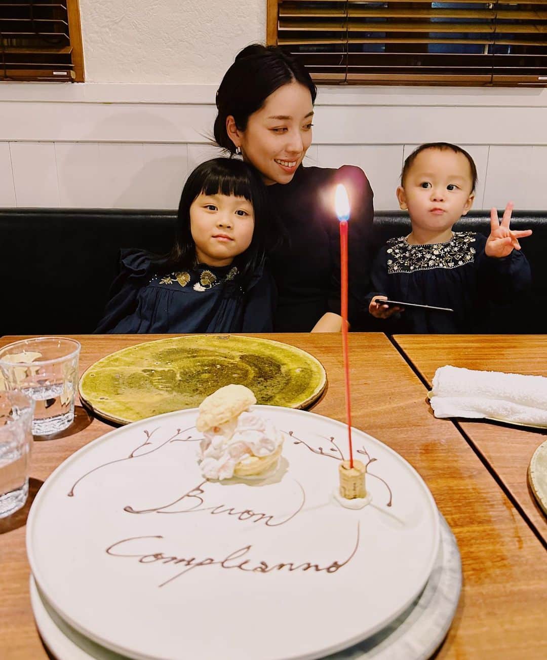 柏木亜季子のインスタグラム：「. 子連れで食べに行けるイタリアン 今年の👨🏻バースデーは お鮨と2daysでした。笑 子どもたちがこんな食べるの みたことないくらい食べてて 嬉しかった！♡」