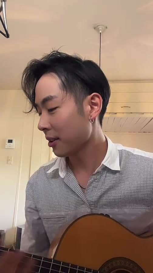 エリック･フクサキのインスタグラム：「Chocolates Melódicos ★ IG Live Show 🍫  Feliz día del Amor y la Amistad ✨  🍫💐👪🌎  Escribe en los comentarios la bandera de tu país 🏳🙋‍♂️  @ericfukusaki  @di.cosmo.ib  @ericfukusaki_staff   #felizdiadesanvalentine #ハッピーバレンタイン #happyvalentinesday  #perfect @edsheerandouble」