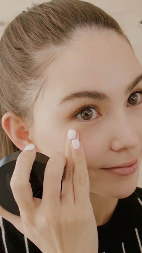 ハンナ・クインリヴァンのインスタグラム：「昆凌的好膚質秘密首度公開！快來看看她分享私底下的保養和化妝小技巧，不但簡單又實用，輕鬆就能讓氣色和妝容質感大加分！  使用了香奈兒1號紅色山茶花活能系列一年後，第一次和大家分享從保養到上妝的全過程，一步一步擁有更美更精緻、更透亮的完美肌膚，可以到YT完整版看更多喔！  @hannah_quinlivan  #昆凌 #BeautySecret」