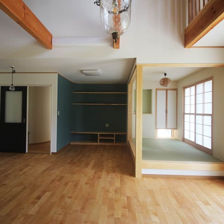茨城県（有）福田建設のインスタグラム：「HPフォトギャラリーに 「アトリエのあるお花屋さんの家」を アップしました。  こちらは笠間市内にある人気の フラワーショップ @standardflowergarage　さんの ご自宅になっています  照明や間取りのアイデアなど ご夫婦のセンスの良さが散りばめられた おうちになっています。  #家づくり #茨城注文住宅 #大工がつくる家  #笠間市　#福田建設 では下記タグのような住まいづくりを得意としています  #和風住宅 #平屋 #木の家 #自由設計 #注文住宅 #心地よい空間 #空気がうまい家 #居心地の良い家 #無垢の家づくり #自然素材の家 #土間のある家 #軒の深い家 #手刻み #大屋根 #作り棚 #木のキッチン #木の洗面台 #リノベーション #古民家リノベーション #薪ストーブのある暮らし #大工の技 #大工の造作 #チルチンびと」