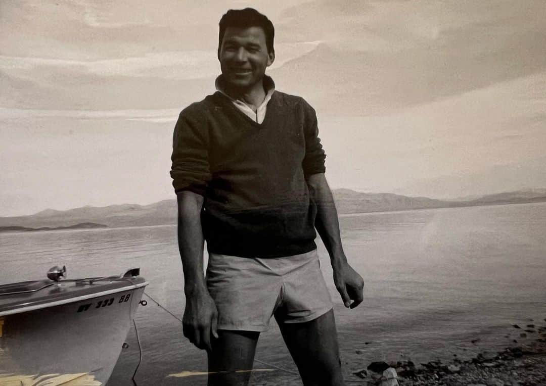 ジーナ・カラーノのインスタグラム：「My grandfather passed away around a week ago, it feels like time has stood still for me since then. He helped raise my sisters and I. He never quit, he had the most admirable determination with such a strong mind, which is why he was still so sharp at 95. He came from very humble beginnings in Ardmore Oklahoma and moved to Las Vegas NV in his early 20’s, married the love of his life and created the life he wanted for his family. He embodied grace, kindness and strength, he made me believe in myself, he made me feel that with hard work I could do anything I put my mind to. He loved to root for the underdog. He treated everyone he met with kindness and respect, he did good things not for the praise but because it was the right thing to do. He was an amazing family man, the only betrayal I ever felt was learning his real name wasn’t Papa. When I hear the word legend his face and his life are what I measure that word by. There won’t be a day that goes by I won’t think of him and try to make him proud. There are no regrets as we all knew how much he loved us and he knew how much he was loved, the only sadness is not being able to look into his eyes when I say it now.  I thank him for being so strong for me while he was here and teaching me about life through the example of his own. This beautiful life isn’t to say that there weren’t unimaginable hardships, he just didn’t ever talk about them. I wish the world was able to know more men like Jack Cason, it will have been one of my greatest privileges to have been his granddaughter.❤️」