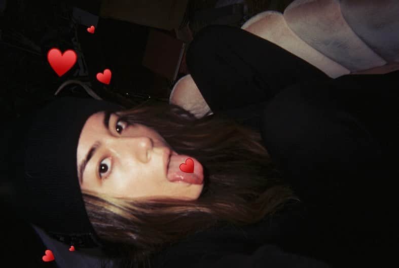 クロエ・ベネットのインスタグラム：「call your crush i dare you」