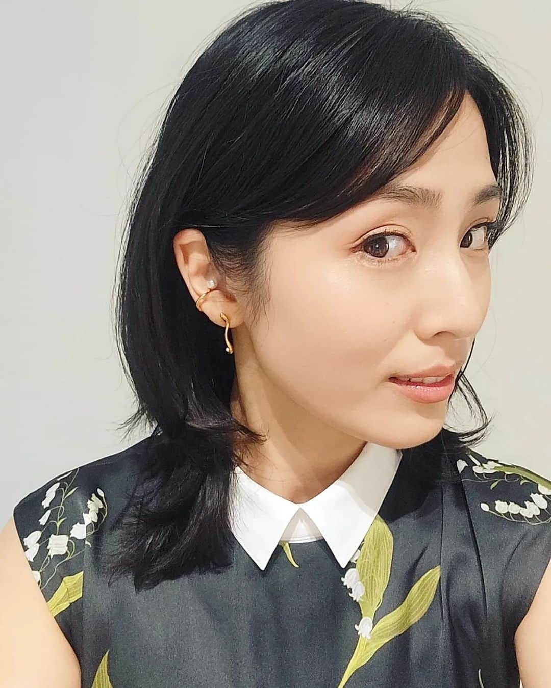 本仮屋リイナのインスタグラム：「本日夜9時から⁡ ⁡日本テレビ系「上田と女が吠える夜」に出演します🐶🌙⁡ ⁡⁡ テーマは、こだわりが強すぎる女🍙⁡ ⁡⁡ わたしの徹底したこだわりぶりに、⁡夫の同僚から"魔女"と恐れられていた時期があります🧙‍♀️ふふふ⁡ ⁡⁡⁡ 今回出演された皆様のこだわりは、その方のお人柄がなるほど！と感じられるものでした🍵✨⁡ ⁡それも、えー！？と驚くものばかり🥹🥹⁡ お時間合いましたら、ぜひ🧚‍♂️🧚🏻‍♀️⁡ ⁡⁡ one-piece dress Adonisis @adonisis_official  earrings ete @ete_official  ear cuff&left hand ring Jouete @joueteofficial  right hand ring NOIR DE POUPEE @noirdepoupee_official  pumps RANDA @randa_pic⁡ ⁡⁡ ⁡#上田と女が吠える夜 #日本テレビ #日テレ」