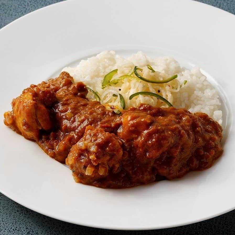 東京會舘のインスタグラム：「【寒い冬にぴったり！ 体が温まり野菜もたっぷりな2種類のカレー】 まだまだ寒い日が続くこの季節、体が温まり食欲がわく、スパイシーなカレーはいかがでしょうか。 2月28日（火）まで限定でご用意しているのが、野菜や大豆ミートを使ったヘルシーなカレーです。旬の大根の入ったチキンカレーは、ジューシーな鶏もも肉と焼き色をつけた大根のコンビネーションが楽しめます。大豆ミートのキーマカレーは植物性の食材を使用しているので、健康を意識されている方にもおすすめです。 ⁡ ●インド風スパイシーチキンカレー　大根のアチャール添え ジューシーな鶏もも肉と焼き色をつけた大根を、スパイスやカシューナッツから作ったカレールーでお召し上がりいただけます。甘酸っぱく調味した大根のアチャールを添えてご提供します。※販売は2月28日（火）まで ⁡ ●大豆ミートのキーマカレー  生姜の香るトマトアチャール添え 大豆を原料にした植物性の食材でありながら牛肉を食べているような味わいが楽しめる「大豆ミート」の挽肉を使用したキーマカレーです。スパイシーなキーマカレーの中に生姜の香りやトマトの酸味をお楽しみいただけます。 ⁡ #東京會舘 #東京 #丸の内 #ロッシニテラス #ロッシニ  #期間限定 #春限定 #限定ランチ #ランチ  #カレー #キーマカレー #大豆ミート #ミートフリー #ミートフリーマンデー #SDGs #プラントベース #丸の内 #丸の内ランチ #丸の内グルメ #tokyokaikan #tokyo #marunouchi #rossini #tokyofood #instafood #foodie #curry #hamburgersteak #japanese #japanesefood」