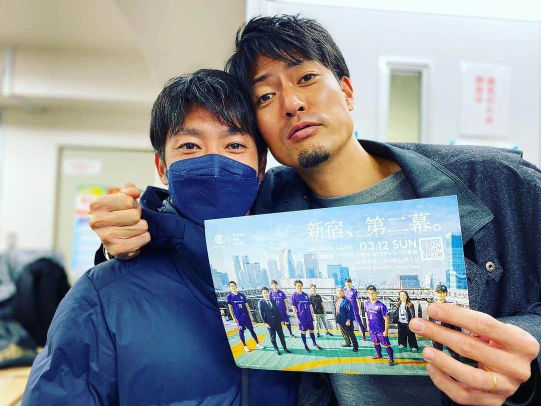 桐畑和繁のインスタグラム：「みなさん、お久しぶりです。 2月１日から株式会社クリアソン新宿で働かせていただいております。 パソコンもやっと両手で打つことができるようになってきました。  コーチ業の方もまだまだ成長したいと意欲、情熱を全面に限られた時間の中でぶつけてくれるGK陣に感謝しながら日々、充実して過ごしています。  日中は仕事のサポートしてくれる上司のGKに夜はGK練習するなんて文字で書いてるだけでにやけてきました。  3/12に2023JFLが開幕します。 対戦相手はラインメール青森 今シーズンからはレイソルユースで同期の船山貴之が選手として在籍しているのでコーチとしての初戦が… 最高の相手になりそうです。  #同年代の千葉県サッカー少年達の憧れでありラスボス クリアソンのコーチにはきたじさん（北嶋 秀明） 青森のコーチにはのぞさん。　　（加藤 望） ワクワクする対戦なので是非、見にきてください。 #レジェンドすぎて震えます  写真は伊藤大介 高三の国体で共に日本一を獲った男  #嬉しくなさそう #ツンデレ #普段は暇電してくるくらい俺のこと好き  話と文が長いのは人の時間ドロボーだと10個下に教わったのですが、長々と読んでくださった方、ありがとうございました。  @criacao_shinjuku  #パソコンで書いたので誤字脱字も愛嬌だと思ってください  #開幕戦情報クリアソン情報はHPから #メンバーシップもビシバシ募集中です」