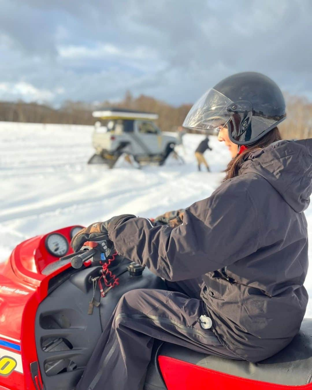 安座間美優のインスタグラム：「🎿🏎☃️  昨年に引き続き、今年も @kurumaasobi_adventure_appi へ遊びに行ってきました♡  雪遊びや車遊び、美味しいご飯とお酒に、そして大好きな仲間💜  こんな最高な場所は本当になかなかない。  まだ余韻に浸っている…🥰  ヨンちゃん @youn1029 のYouTubeにも今回の旅がアップされているので見てみてね！  #みゅう旅#appi#岩手旅行」