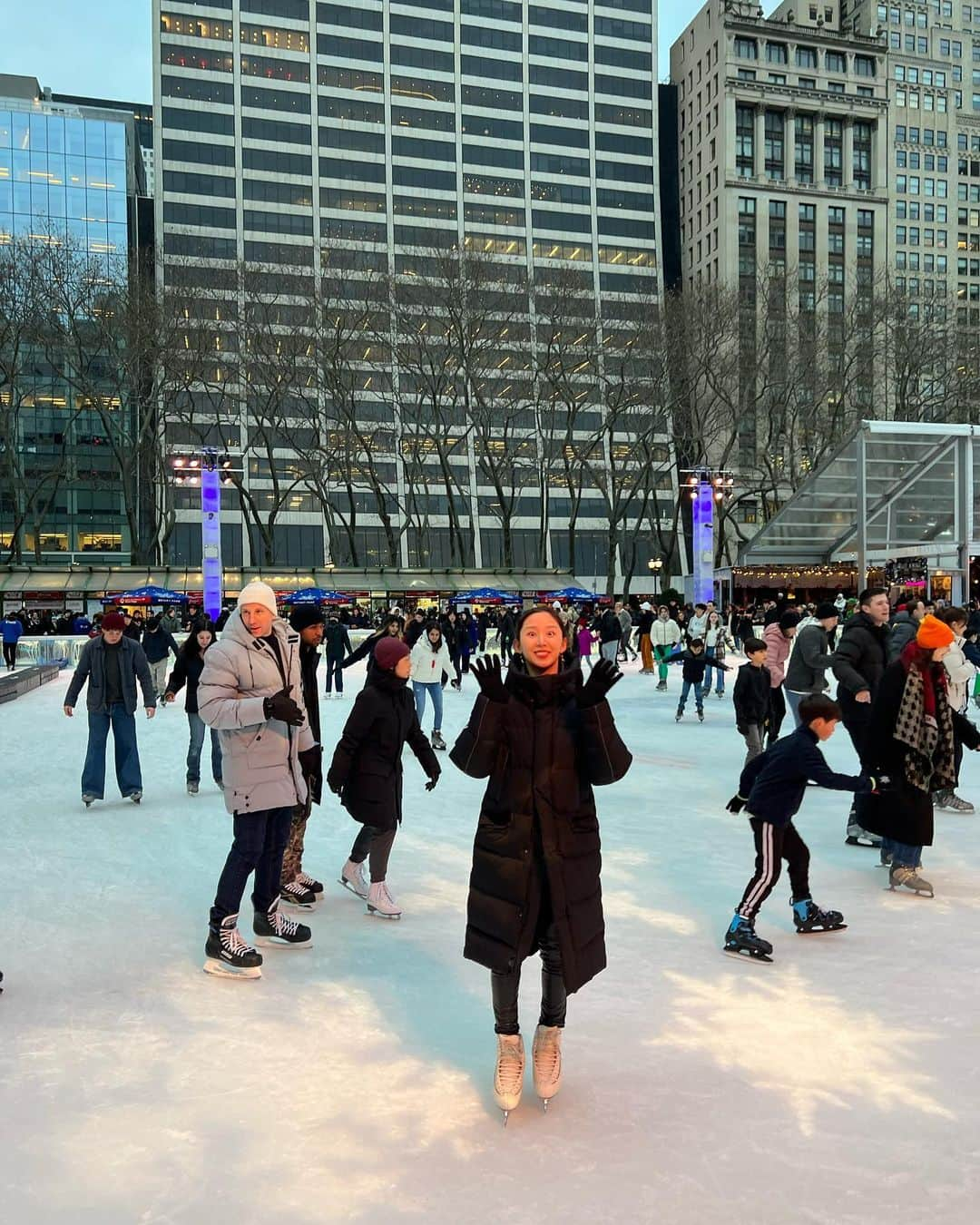 澤山璃奈さんのインスタグラム写真 - (澤山璃奈Instagram)「I was just walking on ice🐧 Next time,I want to practice skating at an indoor skating rink⛸  ちょっと前だけど、またBryant ParkのRINKに行ってきたよ⛸  すごーく混んでるので、彼に教えながら私は歩いてる感じだけど😂  危なくないように監視しながら散歩してる感覚👣笑  スキマみつけたから一瞬だけ滑ってみたよ⛸  久々にがっつりちゃんと練習したいなあと思ってるので近々屋内リンクに行こうかな🧊  🗽　#sawarina_ny   #海外移住 #アメリカ移住 #NY移住 #アメリカ生活 #NY生活 #NY #NYC #nylife #nyphoto」2月15日 12時43分 - rinasawayama