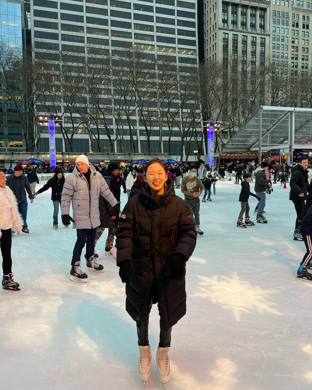 澤山璃奈のインスタグラム：「I was just walking on ice🐧 Next time,I want to practice skating at an indoor skating rink⛸  ちょっと前だけど、またBryant ParkのRINKに行ってきたよ⛸  すごーく混んでるので、彼に教えながら私は歩いてる感じだけど😂  危なくないように監視しながら散歩してる感覚👣笑  スキマみつけたから一瞬だけ滑ってみたよ⛸  久々にがっつりちゃんと練習したいなあと思ってるので近々屋内リンクに行こうかな🧊  🗽　#sawarina_ny   #海外移住 #アメリカ移住 #NY移住 #アメリカ生活 #NY生活 #NY #NYC #nylife #nyphoto」