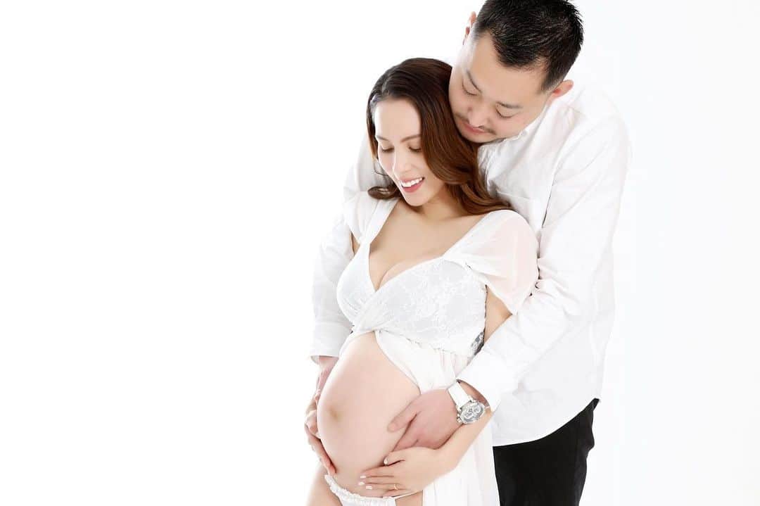 のインスタグラム：「🤍 #love  #マタニティフォト  #matenityphoto #9ヶ月 #家族  #妊婦 #マタニティ #ママ #夫婦  #maternity #baby #photo #fam」