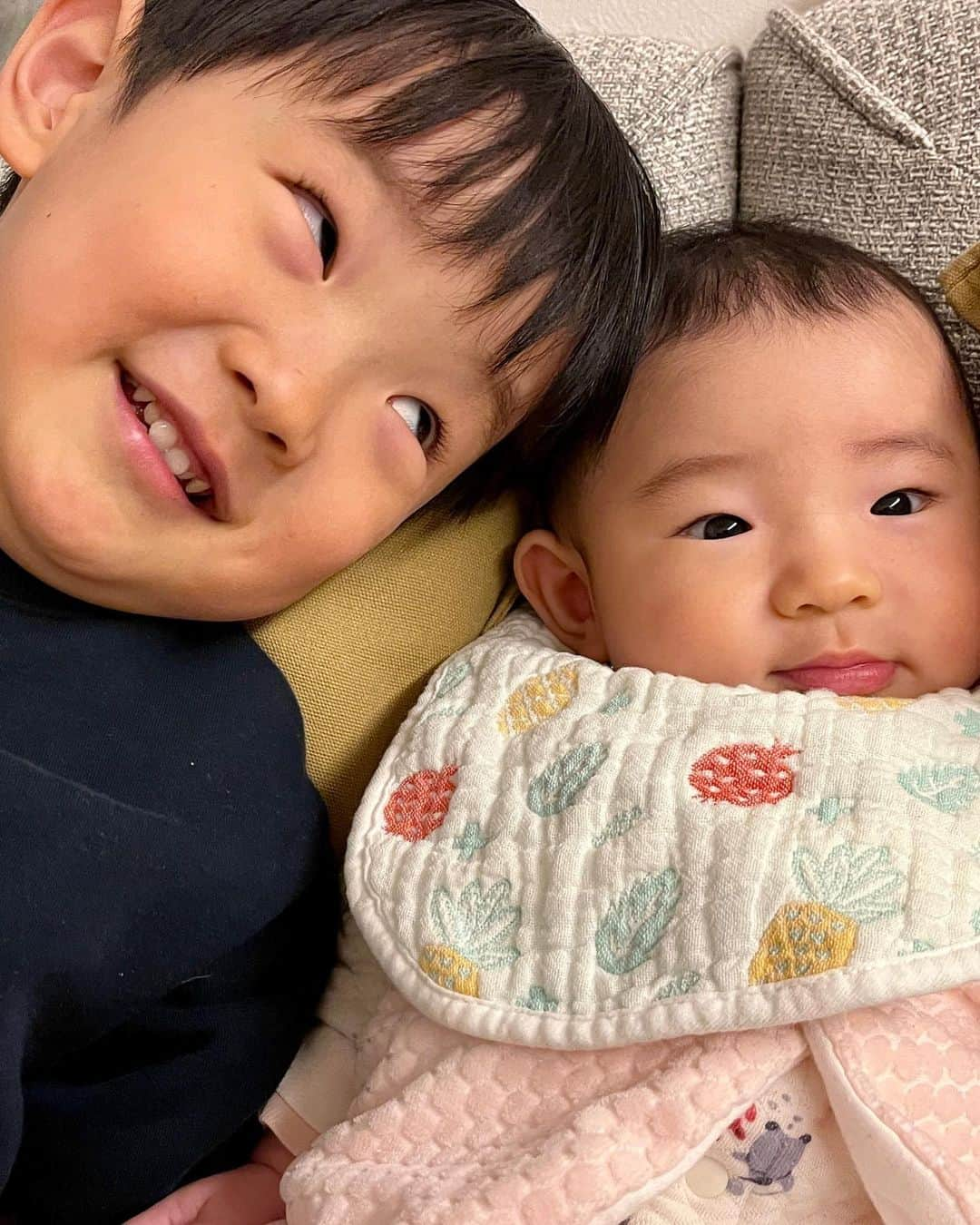 本多麻衣さんのインスタグラム写真 - (本多麻衣Instagram)「My angels👼👼✨✨ I’m so happy to be your mother🥰  2児の母になって早4ヶ月。 ほんっっとに性格って全然違う😀男女の違いだけでなく、もうこれは個性なんだなぁとしみじみ思うのです🧐  息子は体も大きいぶん発達も早く、好奇心旺盛で、とにかくよく泣いてた👼 今思うと、自分でなんでもやってみたい！五感を使ってエンジョイしたいんだ！っていう赤ちゃんだった👶🏻  娘は体も平均そこそこ。授乳の時間をこっちが教えてあげないと起きてこないほど新生児からよーーく寝る子👼ぽーっと観察して、語りかけたらニコニコで返しくれる母にとっては本当手のかからない子👶🏻  これはね、本当に個性なんだな。 サンプル数2だけど、そう思う。 よく寝る子は寝るし、泣く子は泣く。 母一年生の時はやっぱり右も左もわからないから、育児書でいいなと思った育児ができないことに気が病んだし、本当にまーーーーーよく泣く子だったから産後の軽いうつになってた気がする😇  そんな経験も今となっては笑い話😇息子との日々のおかげで、娘の育児も少しは上手になってると思うのだ(思いたい！)いつも優しくて熱い愛のあるお兄ちゃんで助かってるよ🫶  子どものいる生活はわちゃわちゃしてるし、感情なんて簡単に掻き乱れるのだけど、修行だよなぁ、そんな経験をもたらしてくれて有難うってしみじみ思うものです😌 (あ、余裕のある時にしかこういう思考になれませんからね、いつもは母ちゃん鬼のつのが出かかってますので👹☺️)  ワンオペも1週間過ぎ、家族友人に支えられてなんとか楽しく過ごせてます☺️ご協力に感謝です🙏  寒い日が続きそうなので温かくしてご自愛ください〜🤲✨  #motherhood #mother #2kids #myangels #alotoflove #3yearsoldboy #4monthgirl #2児のママ #母三年生 #いつもありがとう #たまに鬼になってごめんね #人間だもの #バスに乗ってゆられてるゴーゴー」2月15日 12時56分 - maihonda_