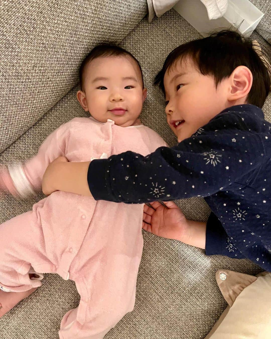 本多麻衣のインスタグラム：「My angels👼👼✨✨ I’m so happy to be your mother🥰  2児の母になって早4ヶ月。 ほんっっとに性格って全然違う😀男女の違いだけでなく、もうこれは個性なんだなぁとしみじみ思うのです🧐  息子は体も大きいぶん発達も早く、好奇心旺盛で、とにかくよく泣いてた👼 今思うと、自分でなんでもやってみたい！五感を使ってエンジョイしたいんだ！っていう赤ちゃんだった👶🏻  娘は体も平均そこそこ。授乳の時間をこっちが教えてあげないと起きてこないほど新生児からよーーく寝る子👼ぽーっと観察して、語りかけたらニコニコで返しくれる母にとっては本当手のかからない子👶🏻  これはね、本当に個性なんだな。 サンプル数2だけど、そう思う。 よく寝る子は寝るし、泣く子は泣く。 母一年生の時はやっぱり右も左もわからないから、育児書でいいなと思った育児ができないことに気が病んだし、本当にまーーーーーよく泣く子だったから産後の軽いうつになってた気がする😇  そんな経験も今となっては笑い話😇息子との日々のおかげで、娘の育児も少しは上手になってると思うのだ(思いたい！)いつも優しくて熱い愛のあるお兄ちゃんで助かってるよ🫶  子どものいる生活はわちゃわちゃしてるし、感情なんて簡単に掻き乱れるのだけど、修行だよなぁ、そんな経験をもたらしてくれて有難うってしみじみ思うものです😌 (あ、余裕のある時にしかこういう思考になれませんからね、いつもは母ちゃん鬼のつのが出かかってますので👹☺️)  ワンオペも1週間過ぎ、家族友人に支えられてなんとか楽しく過ごせてます☺️ご協力に感謝です🙏  寒い日が続きそうなので温かくしてご自愛ください〜🤲✨  #motherhood #mother #2kids #myangels #alotoflove #3yearsoldboy #4monthgirl #2児のママ #母三年生 #いつもありがとう #たまに鬼になってごめんね #人間だもの #バスに乗ってゆられてるゴーゴー」