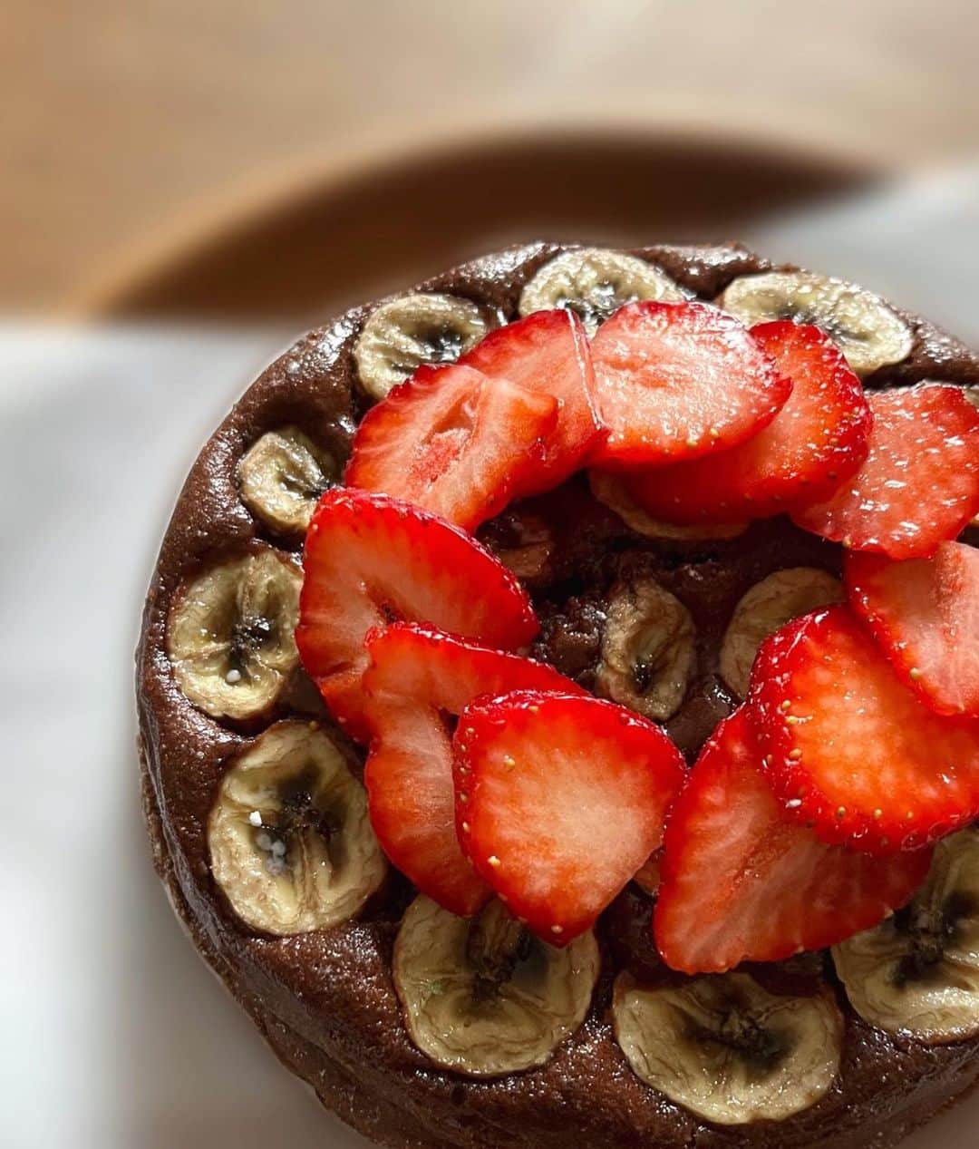 伊藤しほ乃のインスタグラム：「Banana Chocolate Brownie 🍌🍓  ブラウニーだけど、 丸型で焼いたらケーキみたいになってしまったから、 ついでに苺のせた。笑  米粉むずいけどめっちゃ楽しいよー😆  楽しいって思えるところまできた私すごい！笑  せっかく自分でつくるんだから、 グルテンフリーとオーガニックには拘ってつくりたい🥹  #happyvalentinesday  #chocolate #米粉スウィーツ #🍫🍫🍫 #グルテンフリー #グルテンフリーブラウニー」