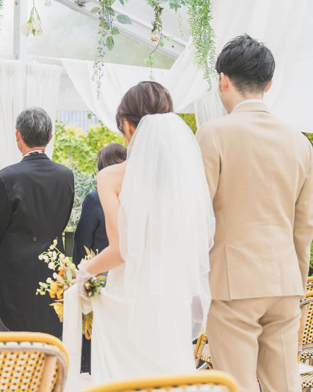 日比谷パレスさんのインスタグラム写真 - (日比谷パレスInstagram)「⁡ ✨結婚式では笑顔で過ごしたい✨ ⁡ かしこまった雰囲気は苦手。。 涙流れるような演出は嫌だ。。 ⁡ そんなおふたりは ご両親へのお手紙を披露宴ではなく 挙式前に感謝の言葉とともにお渡ししました✨ ⁡ ファーストミートの時には お互いをイメージしたお手紙をご用意し ふたりだけのステキなお時間をお過ごしになりました😊 ⁡ おふたりがイメージする結婚式💍 ぜひお話を聞かせてくださいませ✨ ⁡ ⁡ #日比谷パレス #日比谷公園 #ファーストミート #ファーストミートの瞬間 #手紙 #手紙を書こう #両親への手紙 #両親へ #両親への感謝 #ガーデンウェディング #ガーデンウエディング #ガーデンチャペル #ガーデン挙式 #結婚式の写真 #結婚式の思い出 #レストランウェディング #レストランウェディング東京 #レストランウエディング #レストランウエディング東京 #東京レストラン #日比谷レストラン #結婚式をあきらめない #結婚式を諦めない #結婚式をしよう #結婚式場探し #結婚式場選び #結婚式場見学」2月15日 13時00分 - hibiyapalace_wedding