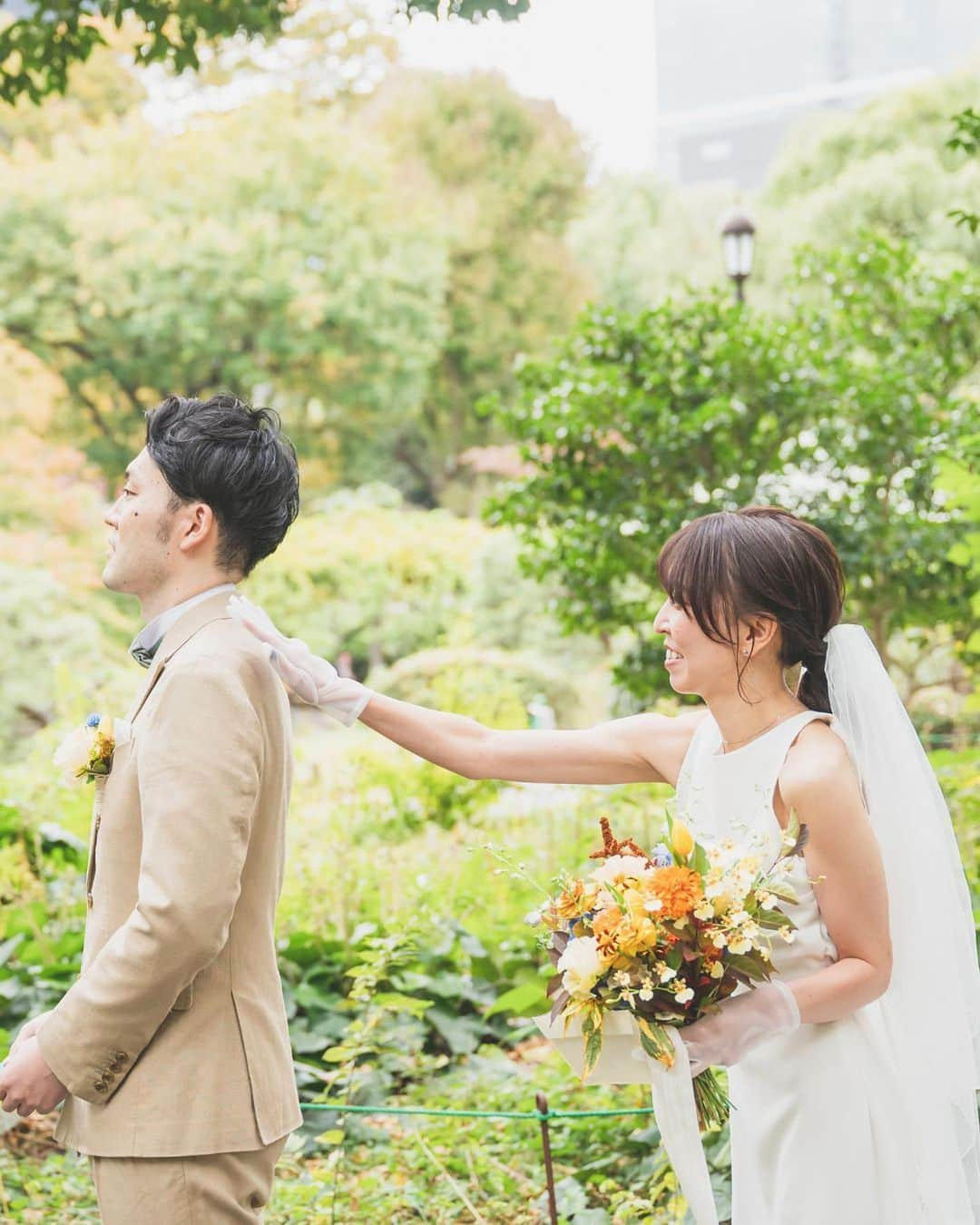 日比谷パレスのインスタグラム：「⁡ ✨結婚式では笑顔で過ごしたい✨ ⁡ かしこまった雰囲気は苦手。。 涙流れるような演出は嫌だ。。 ⁡ そんなおふたりは ご両親へのお手紙を披露宴ではなく 挙式前に感謝の言葉とともにお渡ししました✨ ⁡ ファーストミートの時には お互いをイメージしたお手紙をご用意し ふたりだけのステキなお時間をお過ごしになりました😊 ⁡ おふたりがイメージする結婚式💍 ぜひお話を聞かせてくださいませ✨ ⁡ ⁡ #日比谷パレス #日比谷公園 #ファーストミート #ファーストミートの瞬間 #手紙 #手紙を書こう #両親への手紙 #両親へ #両親への感謝 #ガーデンウェディング #ガーデンウエディング #ガーデンチャペル #ガーデン挙式 #結婚式の写真 #結婚式の思い出 #レストランウェディング #レストランウェディング東京 #レストランウエディング #レストランウエディング東京 #東京レストラン #日比谷レストラン #結婚式をあきらめない #結婚式を諦めない #結婚式をしよう #結婚式場探し #結婚式場選び #結婚式場見学」