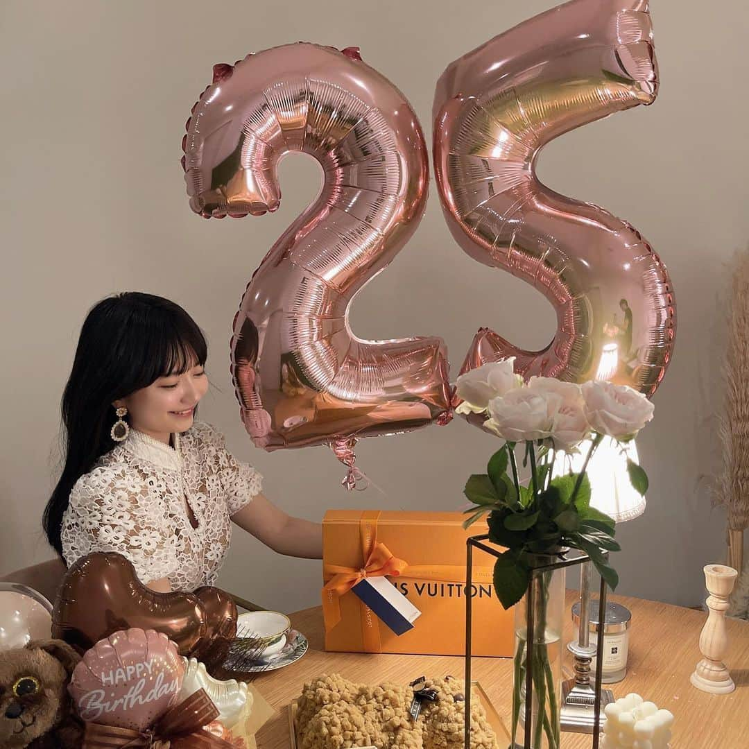 椎木里佳のインスタグラム：「今さらながら、11/21に25歳になりました…🎂仕事から帰るとパートナーがお家でサプライズお誕生日会してくれてました(写り込み激しめ🤔)昨年末は結婚の話で頭がいっぱいであまり振り返る時間もなかったけど四半世紀！小さい頃想像していた25歳と乖離しているところもたくさんあるし、上手くやれているところも(？)ある気がする🫶🏻アジアの女性の代表になるという夢にはまだまだ未到達なので、これからの25年で頑張って達成していきたいと思ってます〜〜👸🏻 . . . #誕生日サプライズ #誕生日ケーキ #誕生日飾り付け #誕生日ディナー #バースデーサプライズ #夫婦生活」