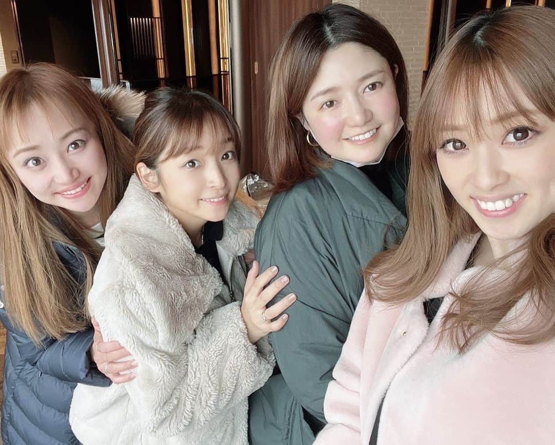 くぼたみかのインスタグラム：「Happy birthday to my bestie❤️  大好きな彩、お誕生日おめでとう🎉彩が20歳の時に出会ってかれこれ1◯年🥰毎年お祝いできて幸せ🥂同い年の女の子のママになれるなんて、出会った時は夢にも思わなかったな🥹  最後の写真は何年前だろ？若かった頃の😂色んな勢いが写真から伝わってくるw🌉」