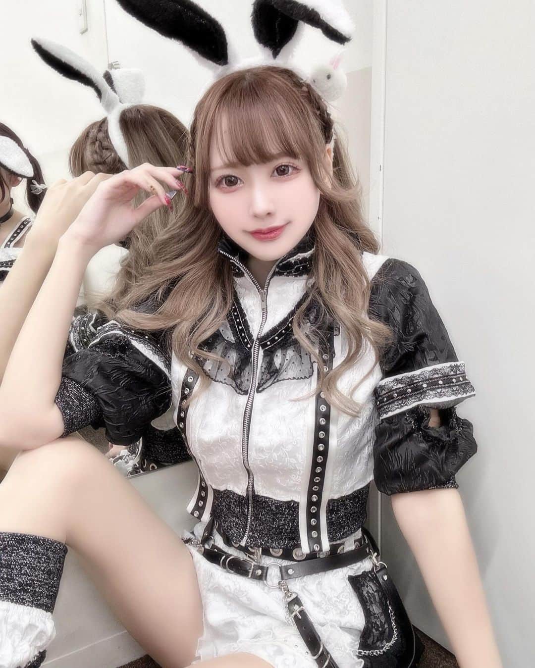 さきぼんのインスタグラム：「1月の舞々悪魔のライブはうさ耳でした🐰🖤  2/17(金)も18時30分から歌舞伎町でライブあります🤍🖤 チケットはストーリーに載せる！ 知り合いは招待できます(*・ω・)ﾏｽ♪  #舞々悪魔 #まいでび #アイドル #アイドルプロデューサー #コンカフェ #歌舞伎町 #アイドル衣装」
