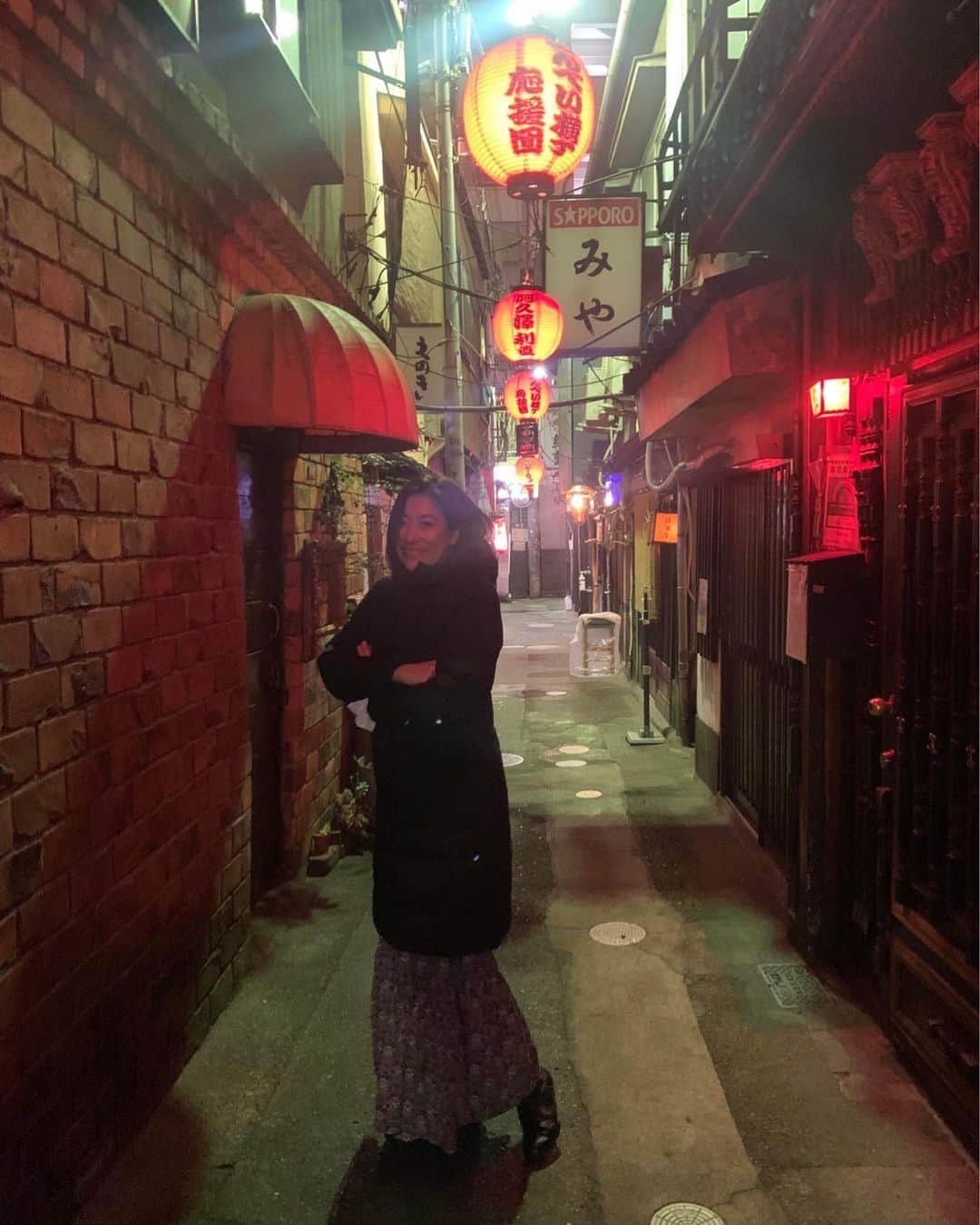 末吉里花さんのインスタグラム写真 - (末吉里花Instagram)「渋谷ののんべい横丁は、それはそれは素敵で、懐かしくもあり、人っていいなと思える場所だった。ナチュールワインも置いてあった🤭  #shibuya #vinnaturel #japan #渋谷のんべい横丁 #渋谷 #日本 #ナチュールワイン」2月15日 22時47分 - rikasueyoshi