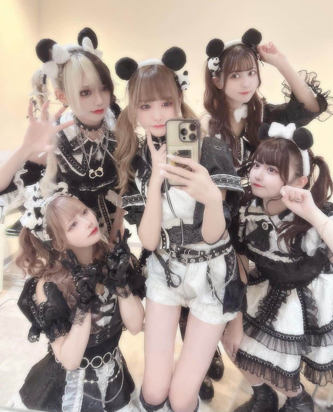 さきぼんのインスタグラム：「対バンでパンダになったよ🐼🖤  2/17(金)も18時30分から歌舞伎町でライブあります🤍🖤 チケットはストーリーに載せる！ 知り合いは招待できます(*・ω・)ﾏｽ♪  #舞々悪魔 #まいでび #アイドル #アイドルプロデューサー #コンカフェ #歌舞伎町 #アイドル衣装」