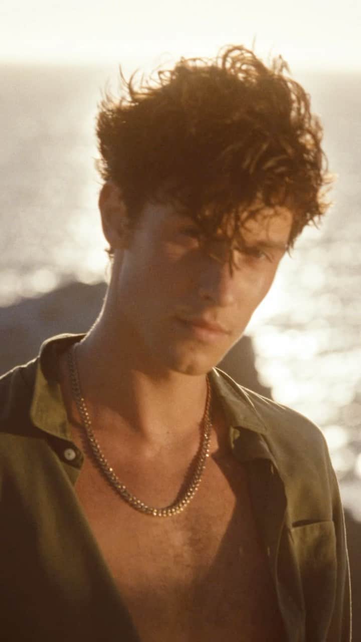 ショーン・メンデスのインスタグラム：「I’m excited to be the new brand ambassador for @davidyurman, and to be featured in their spring campaign, Nature’s Artistry, celebrating nature and the creative inspiration it provides. Thank you for shooting this incredible campaign @_glen_luchford. More coming soon! Styled by @georgecortina @tiffbrisenostylist」